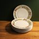 6 assiettes à dessert en porcelaine épaisse en très bon état.