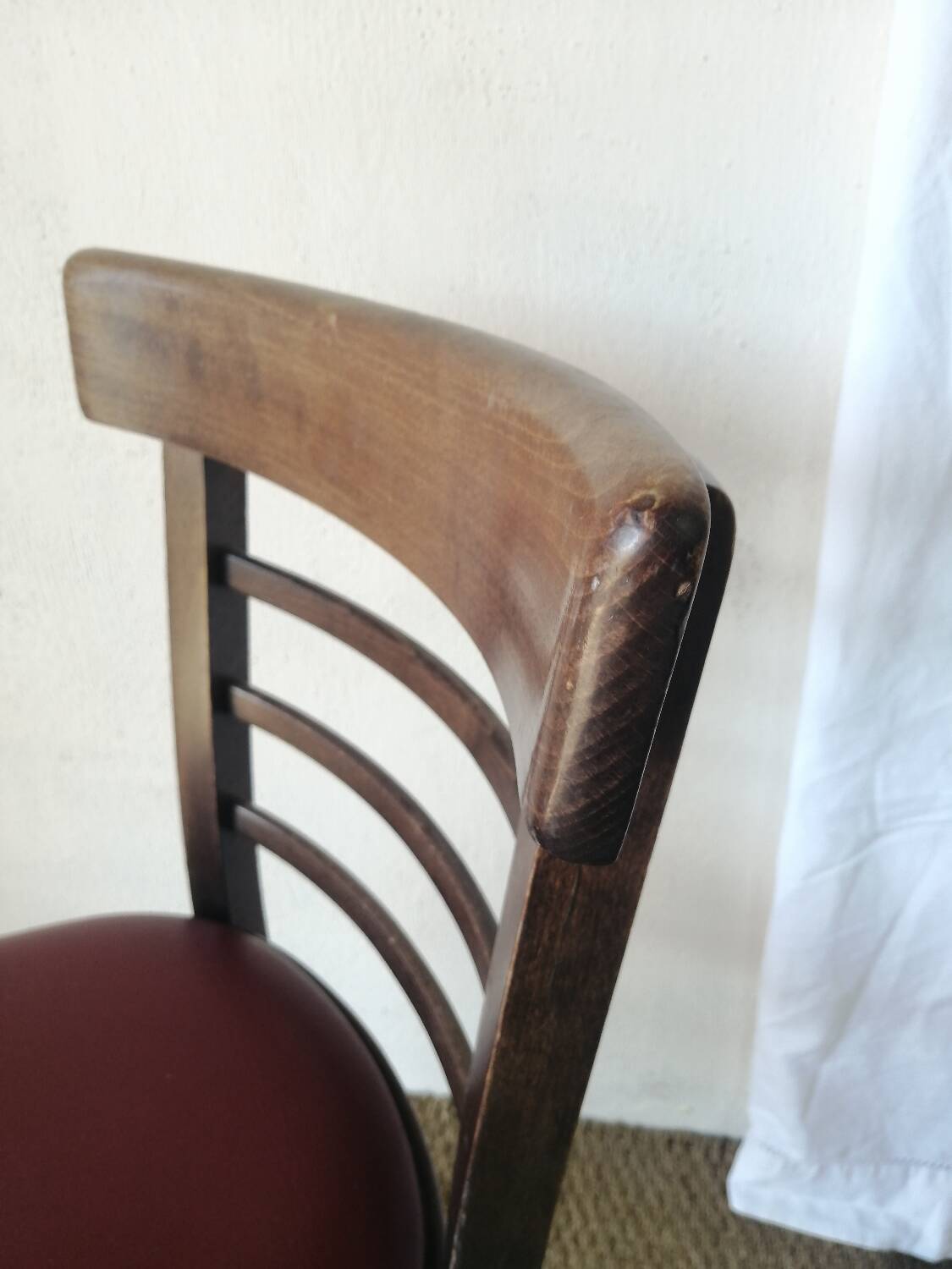 Lot de 4 chaises bistrot TON en bois courbé et assises en skaï rouge vintage.