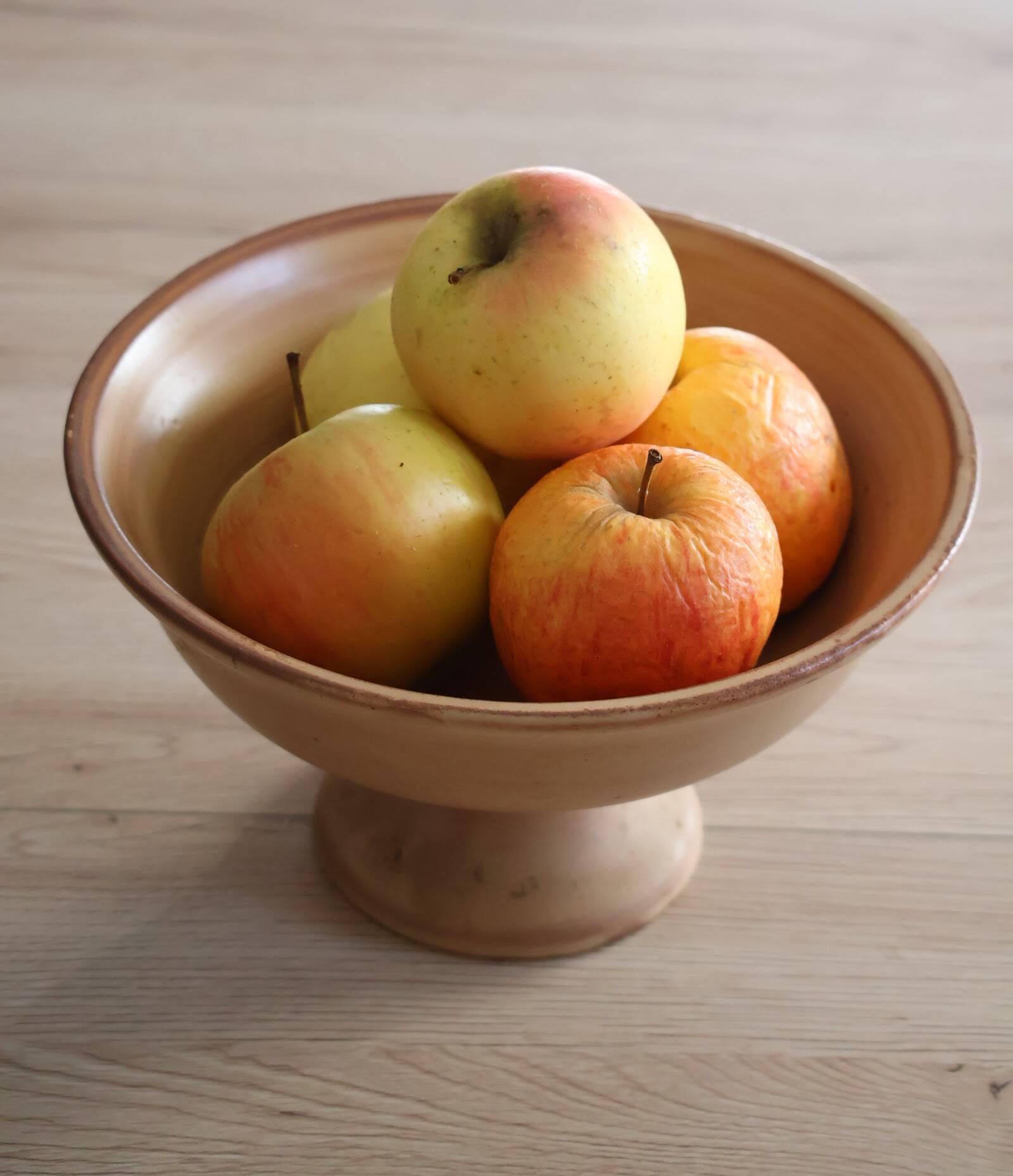 Compotier or fruit bowl on round terracotta base
