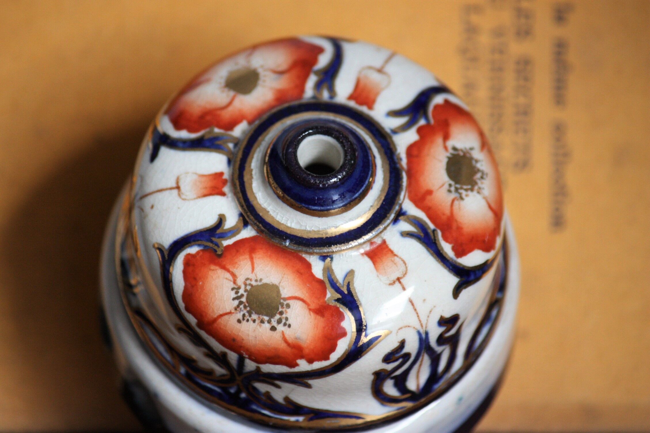 Interrupteur en porcelaine décorée