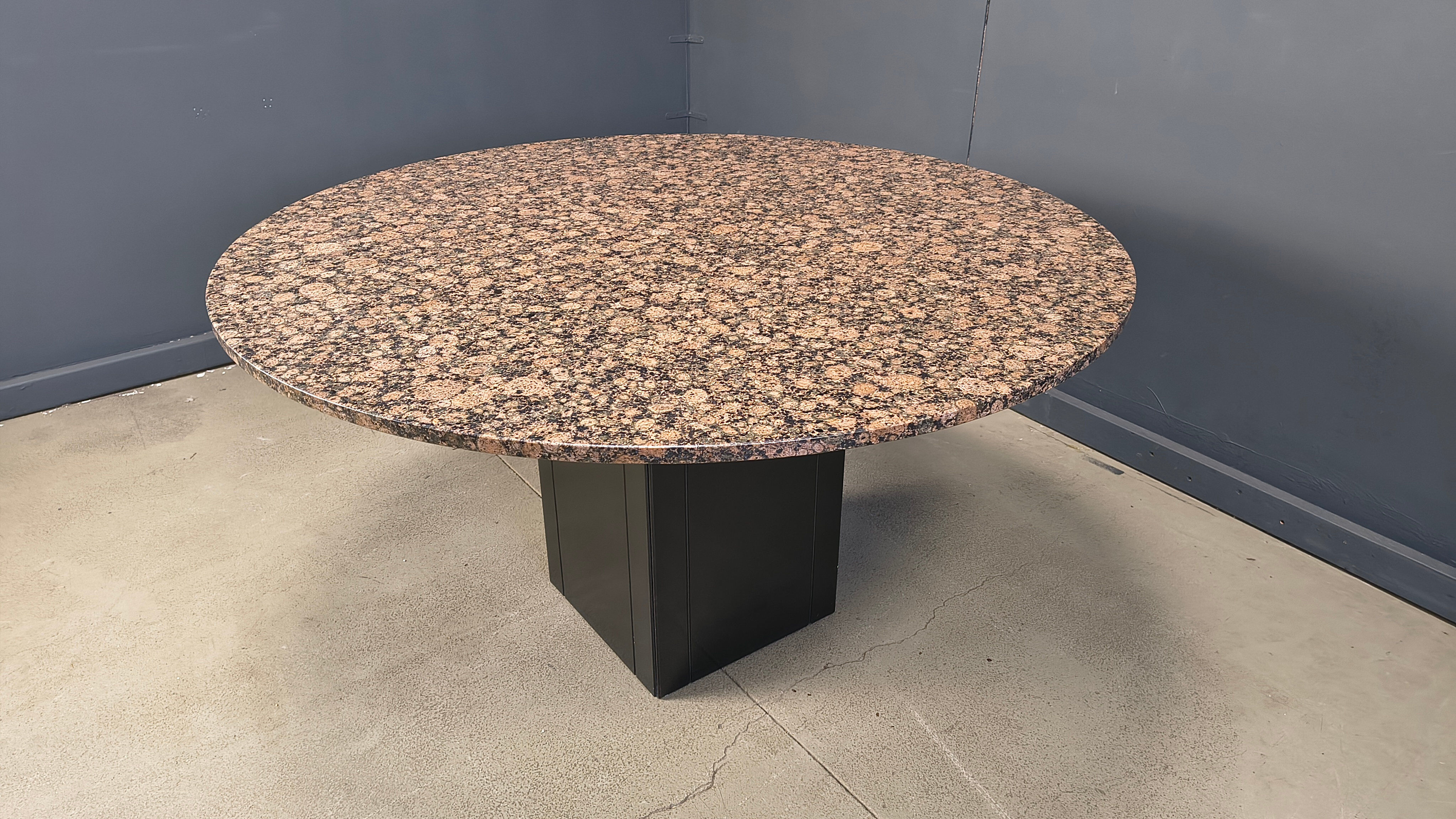 Table ronde en granit vintage, années 1970