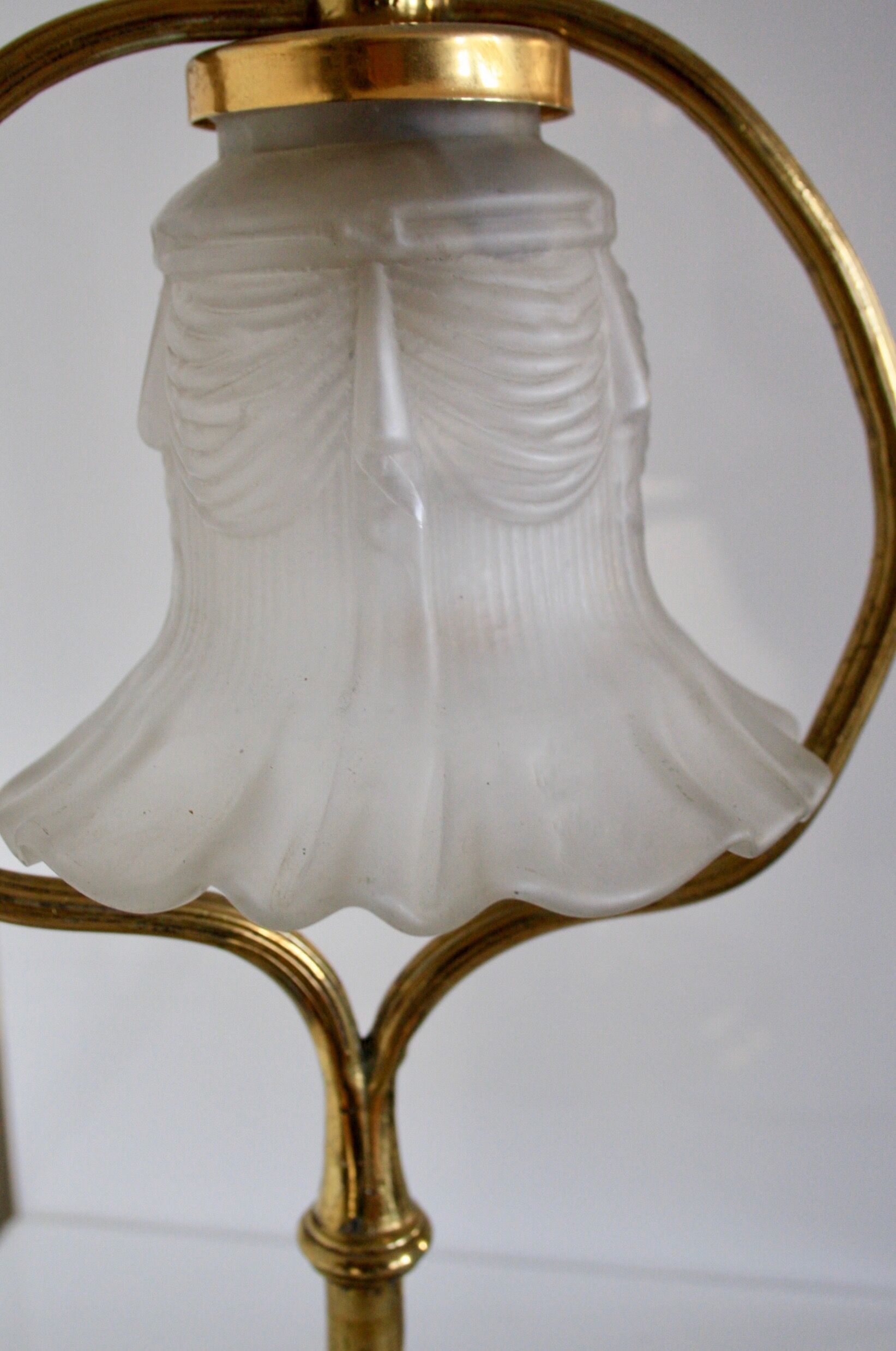 Lampe ancienne bronze abat-jour tulip en verre moulé