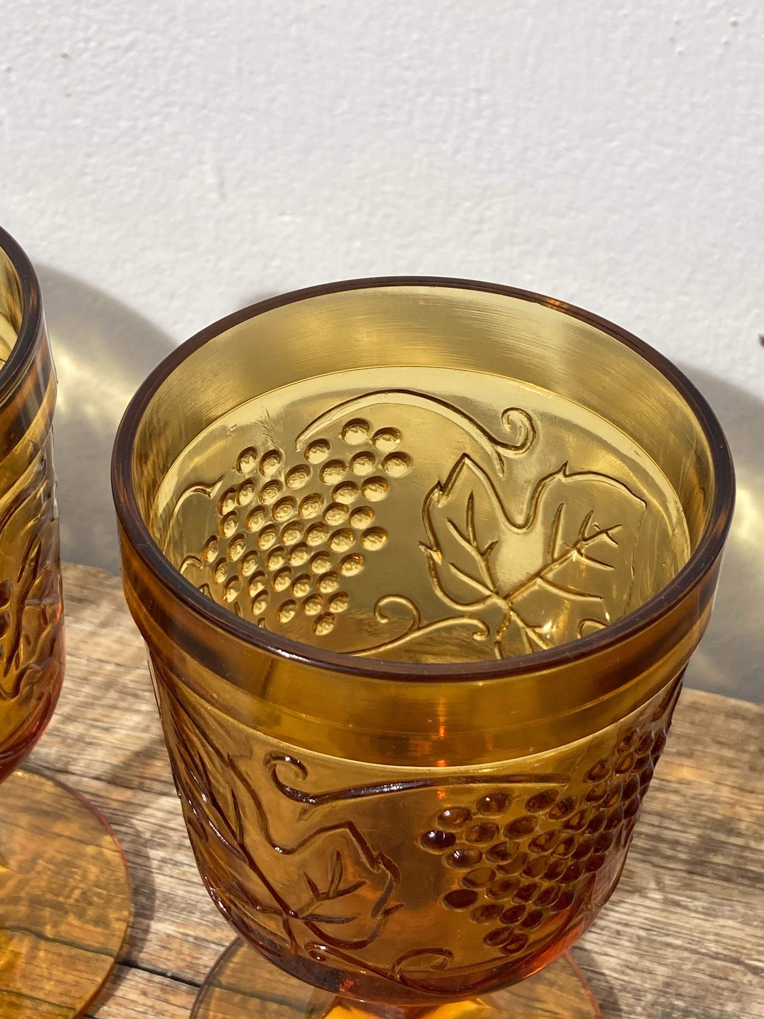 Amber stemmed glasses with vintage fruit decoration - Old brown glasses