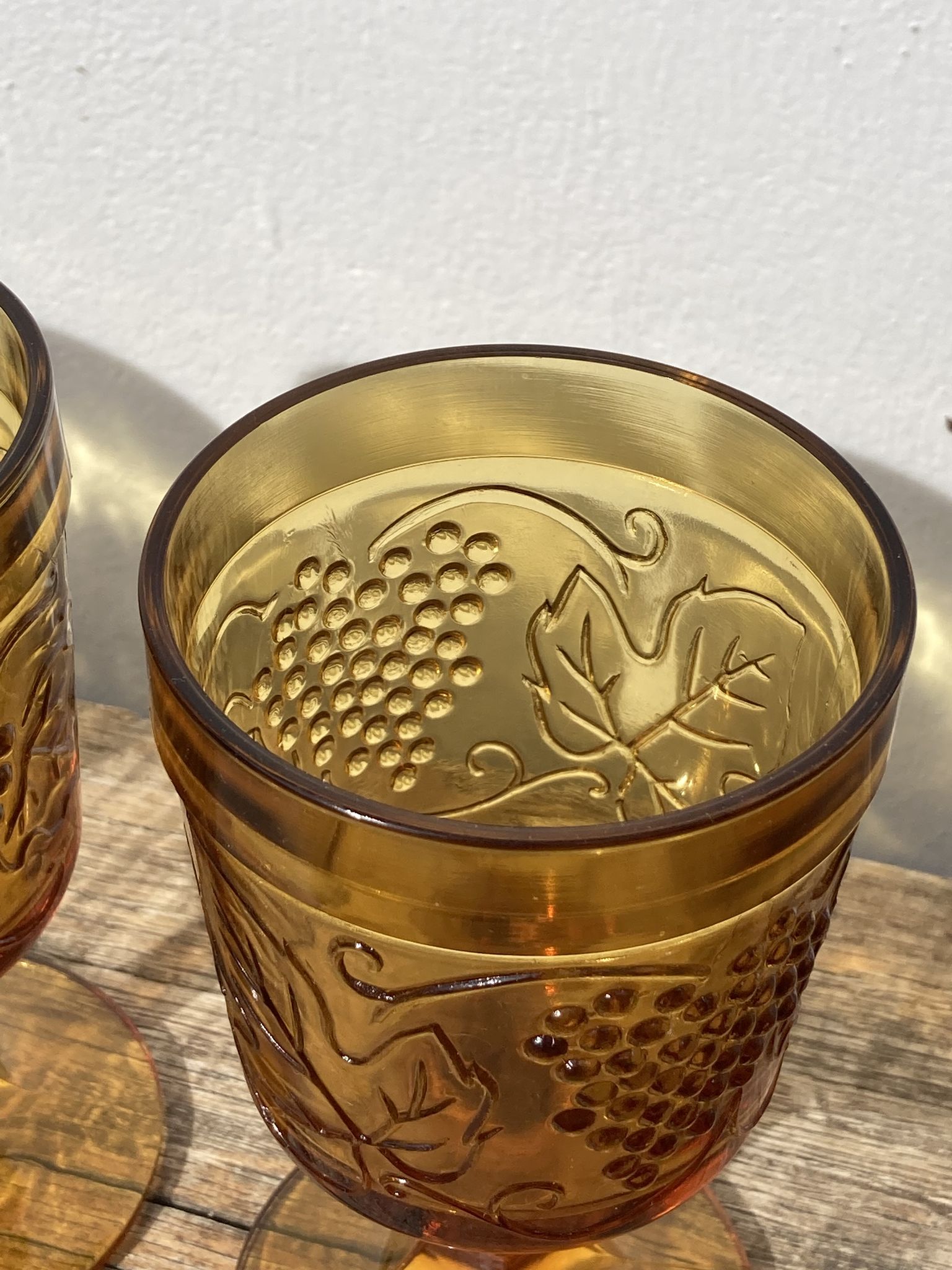 Amber stemmed glasses with vintage fruit decoration - Old brown glasses