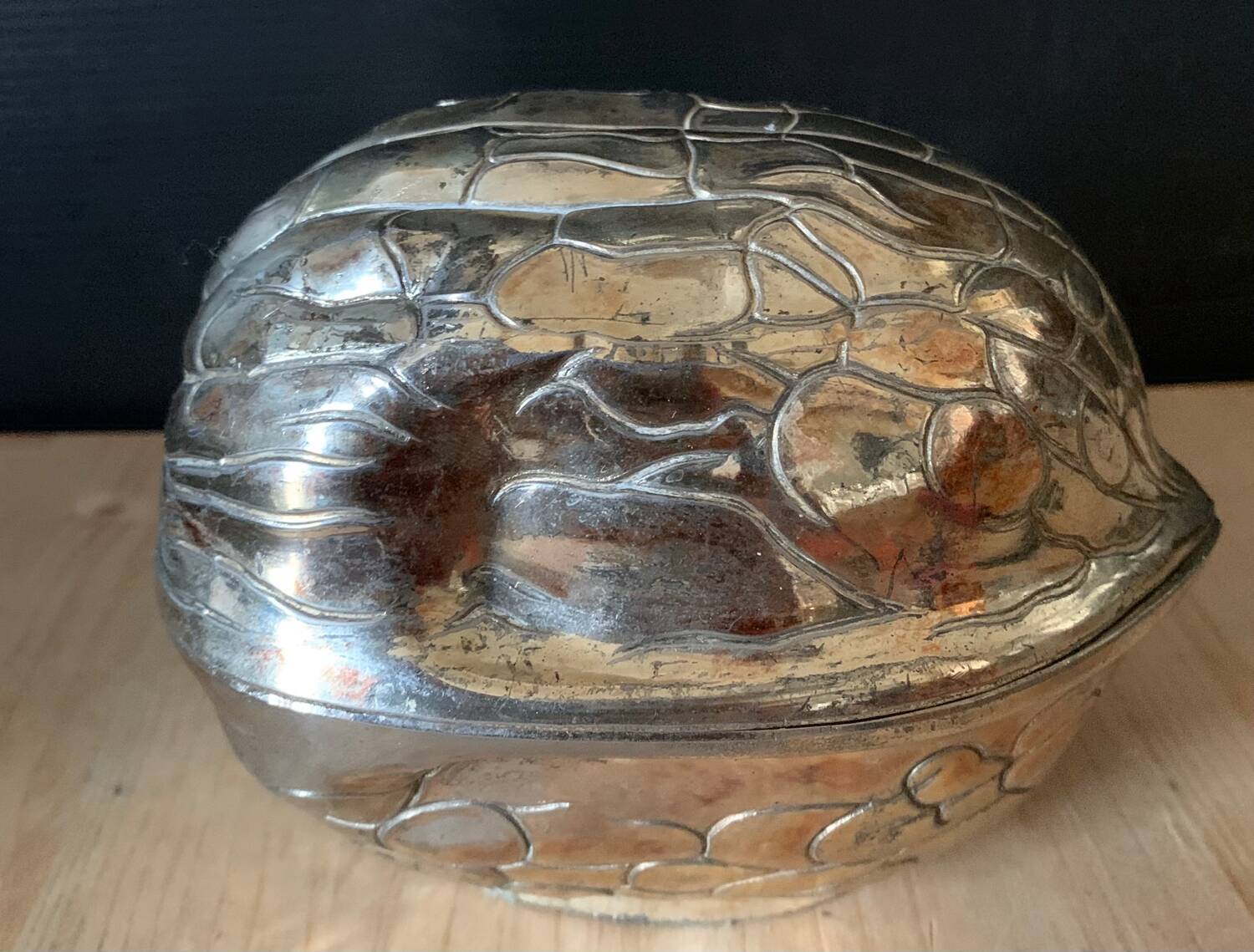 Walnut-shaped box in silver metal