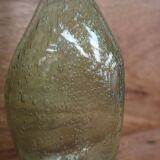 Bouteille en verre soufflé bullé vert Biot