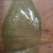 Bouteille en verre soufflé bullé vert Biot
