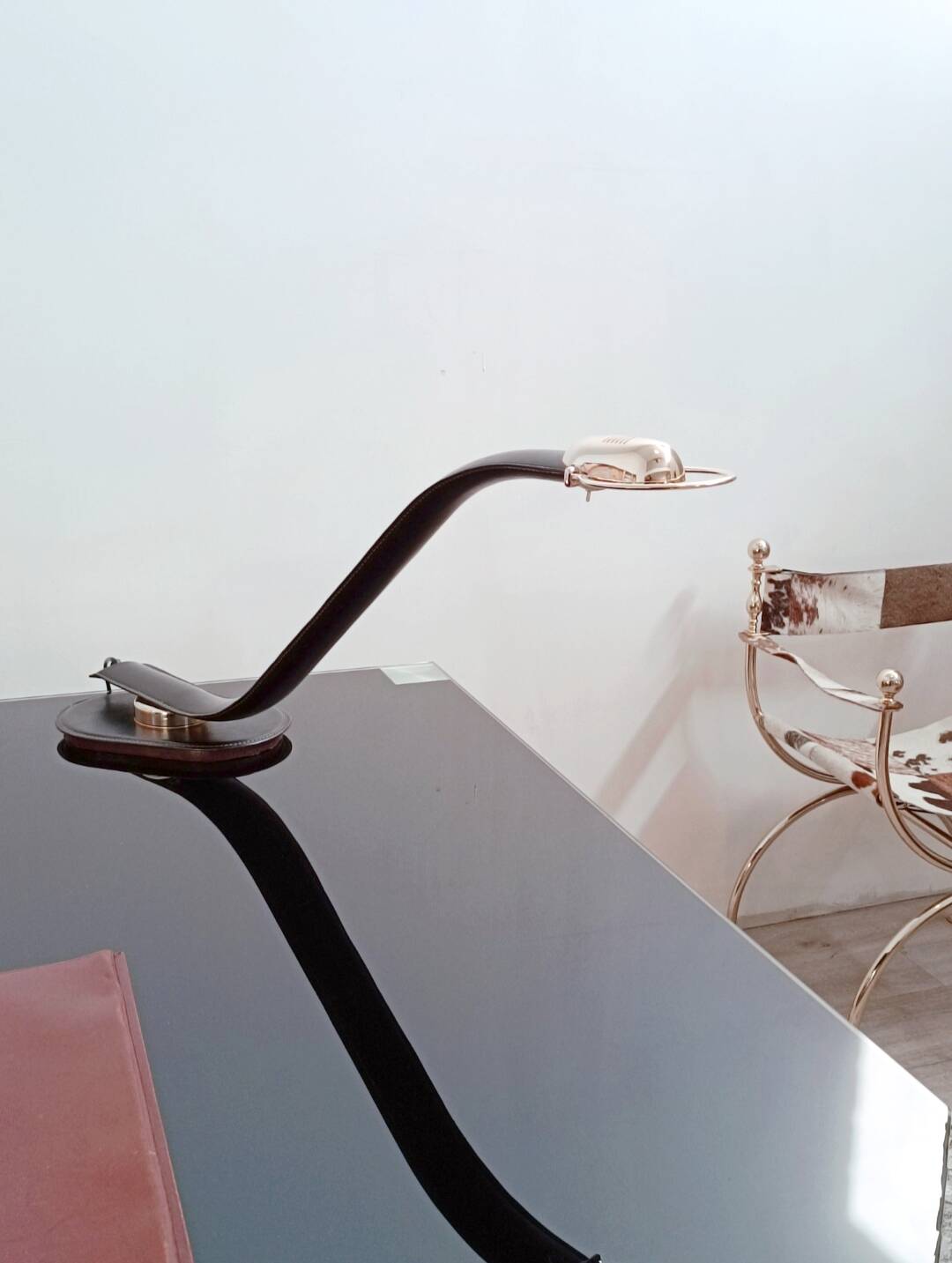 Cobra leather desk lamp by Traso Milano 1988