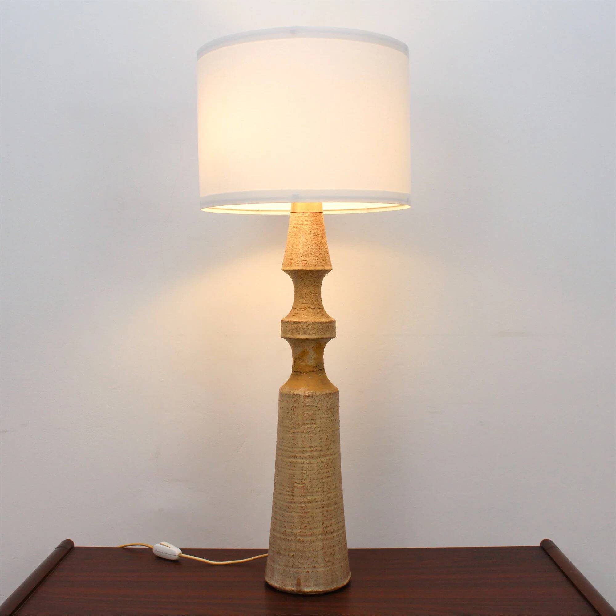 Lampe sur pied avec une base en céramique