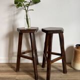 Paire de tabourets hauts tripodes en orme Aranjou