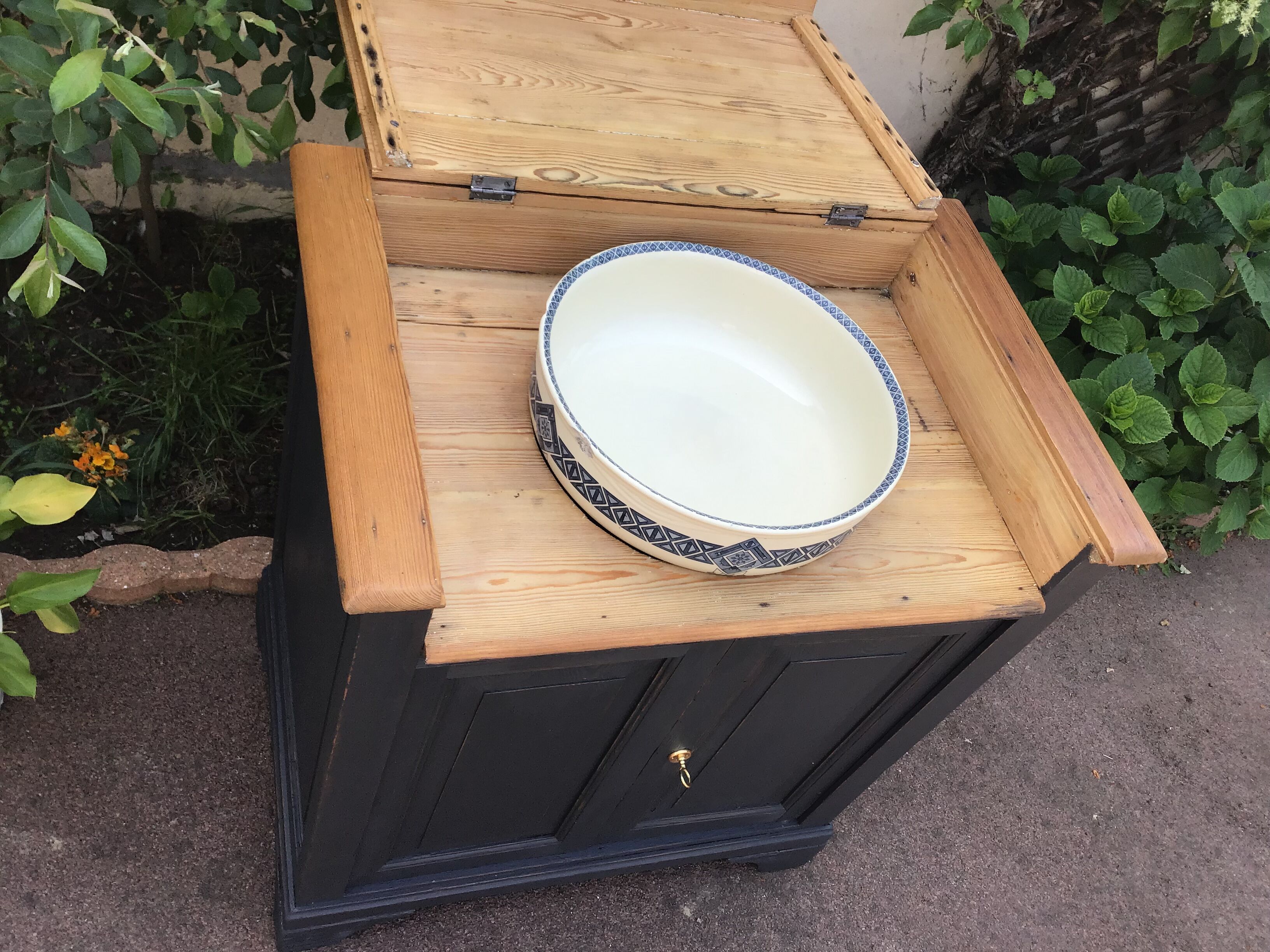 Toilet furniture