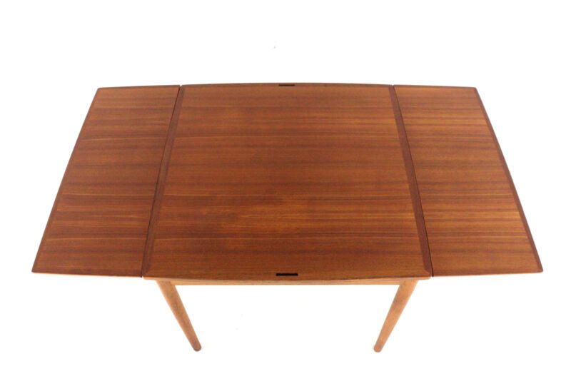Compact Poul Hundevad for Hundevad & Co extendable dining table in teak