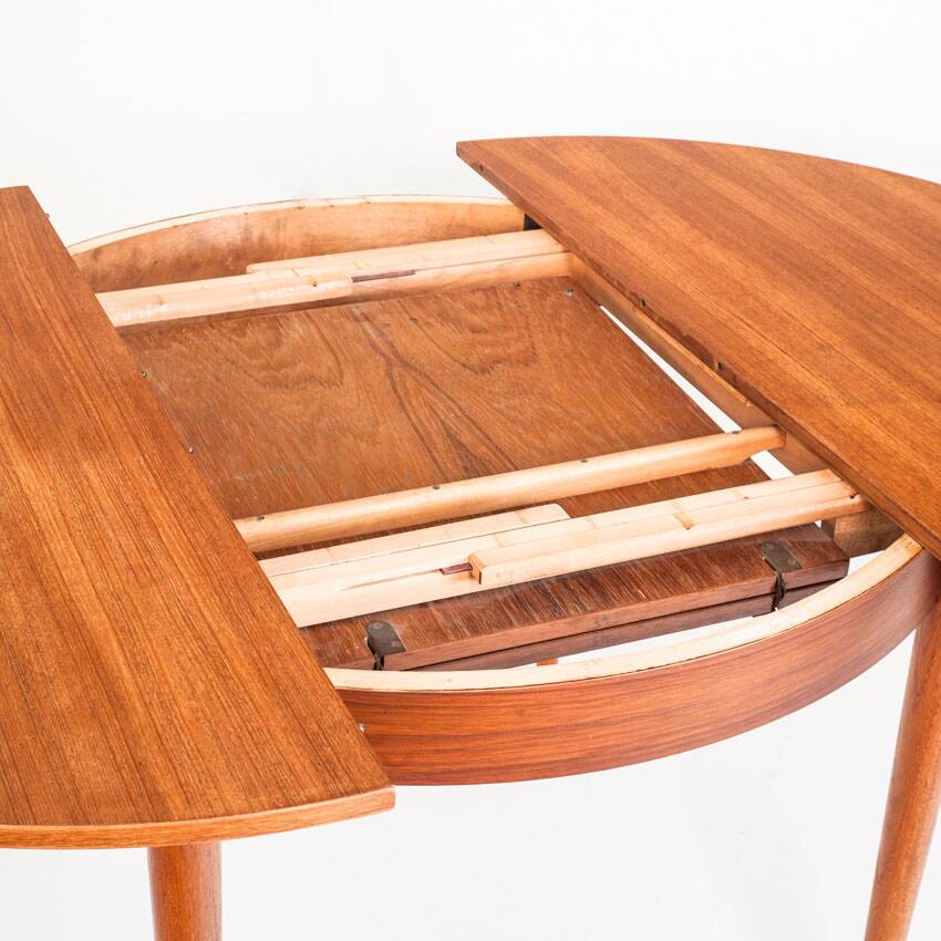 Table ronde/ovale de style scandinave av rallonge. Bois de teck. France, 60