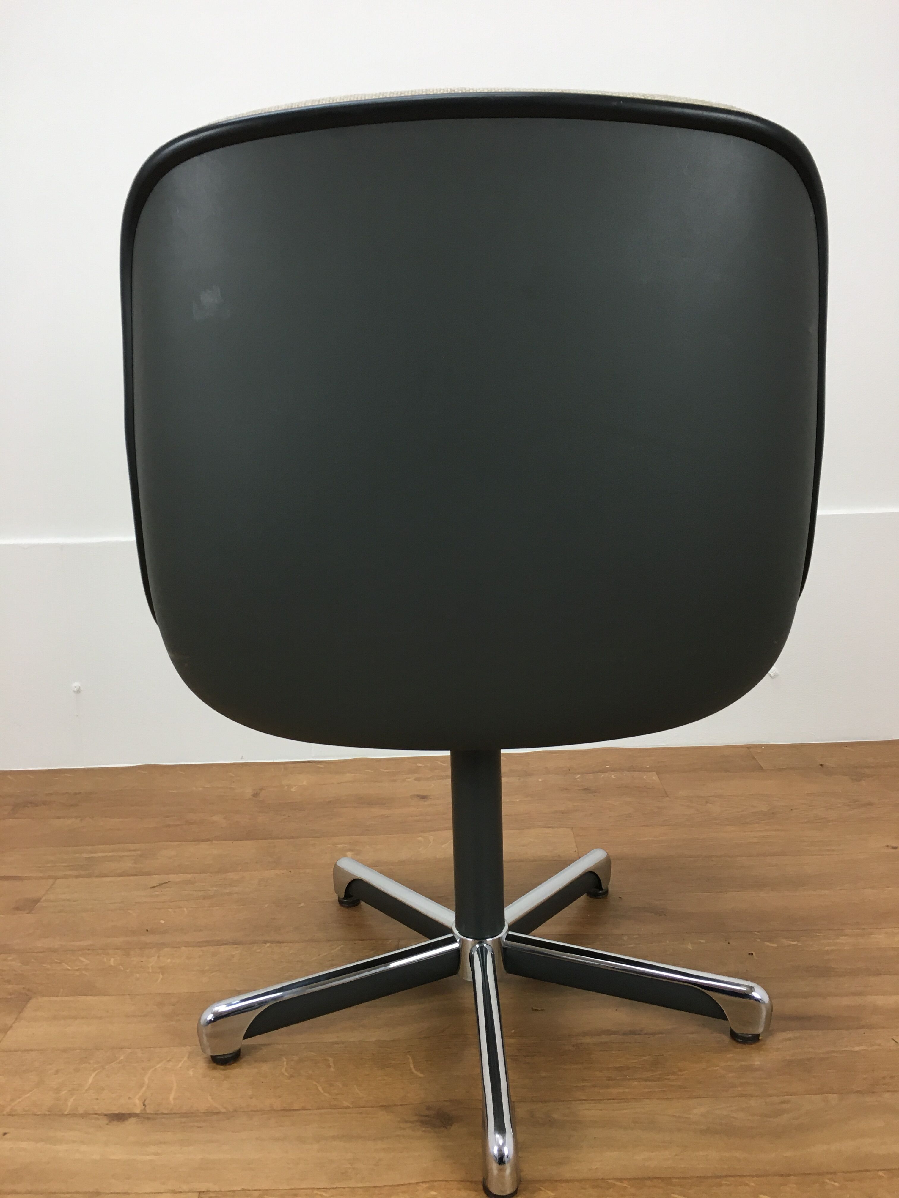 Fauteuil coque Strafor 451 par Randall Buck 1970 space age