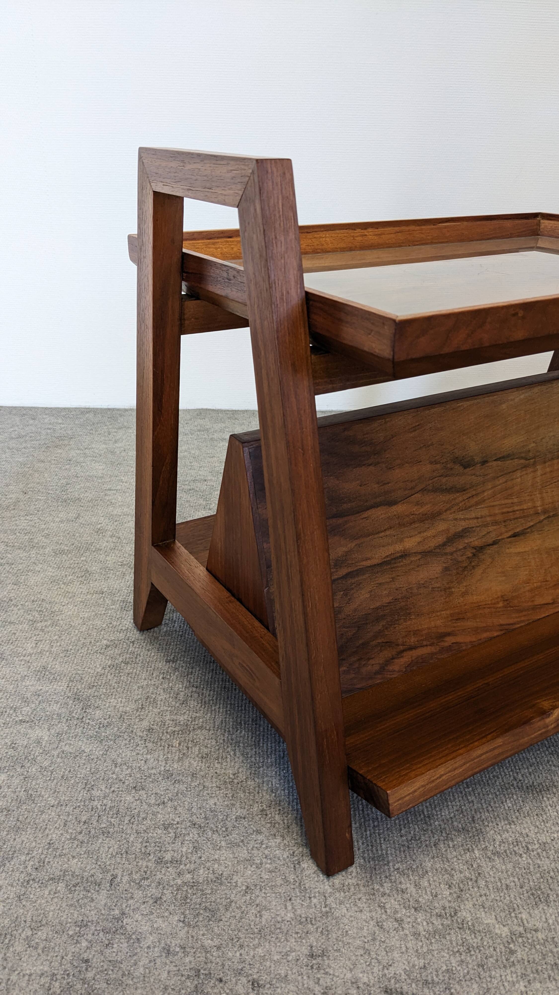Table d'appoint porte-revues Art déco en noyer, France vers 1930