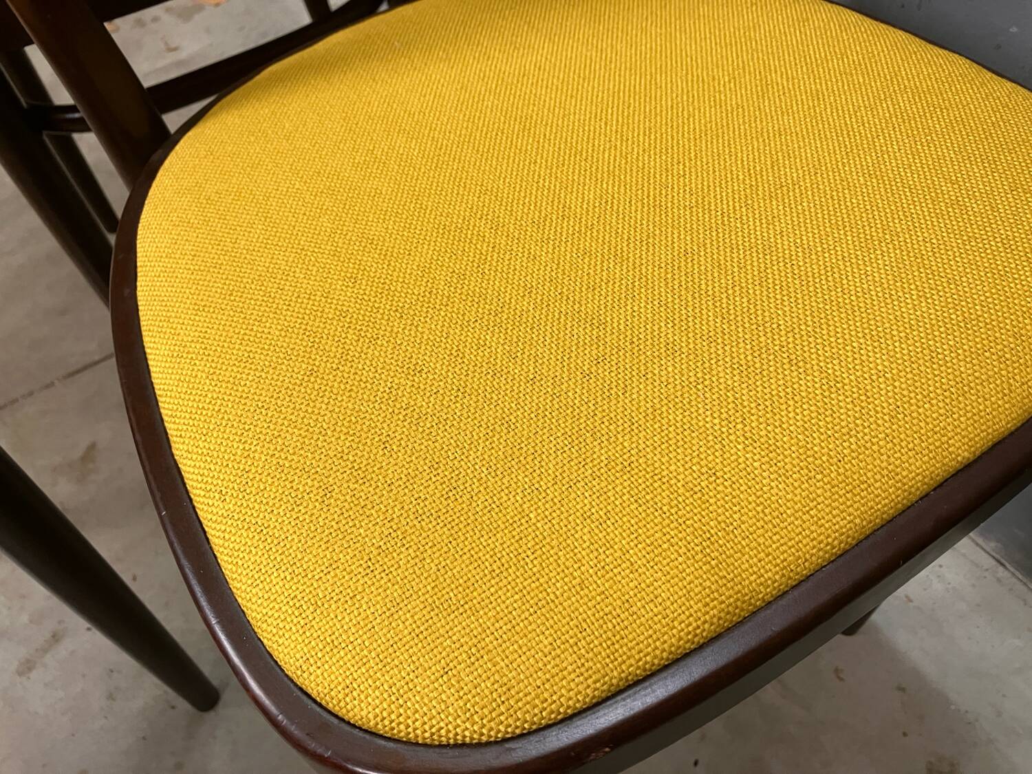 Thonet 215 en bois courbé jaune, récemment retapissé