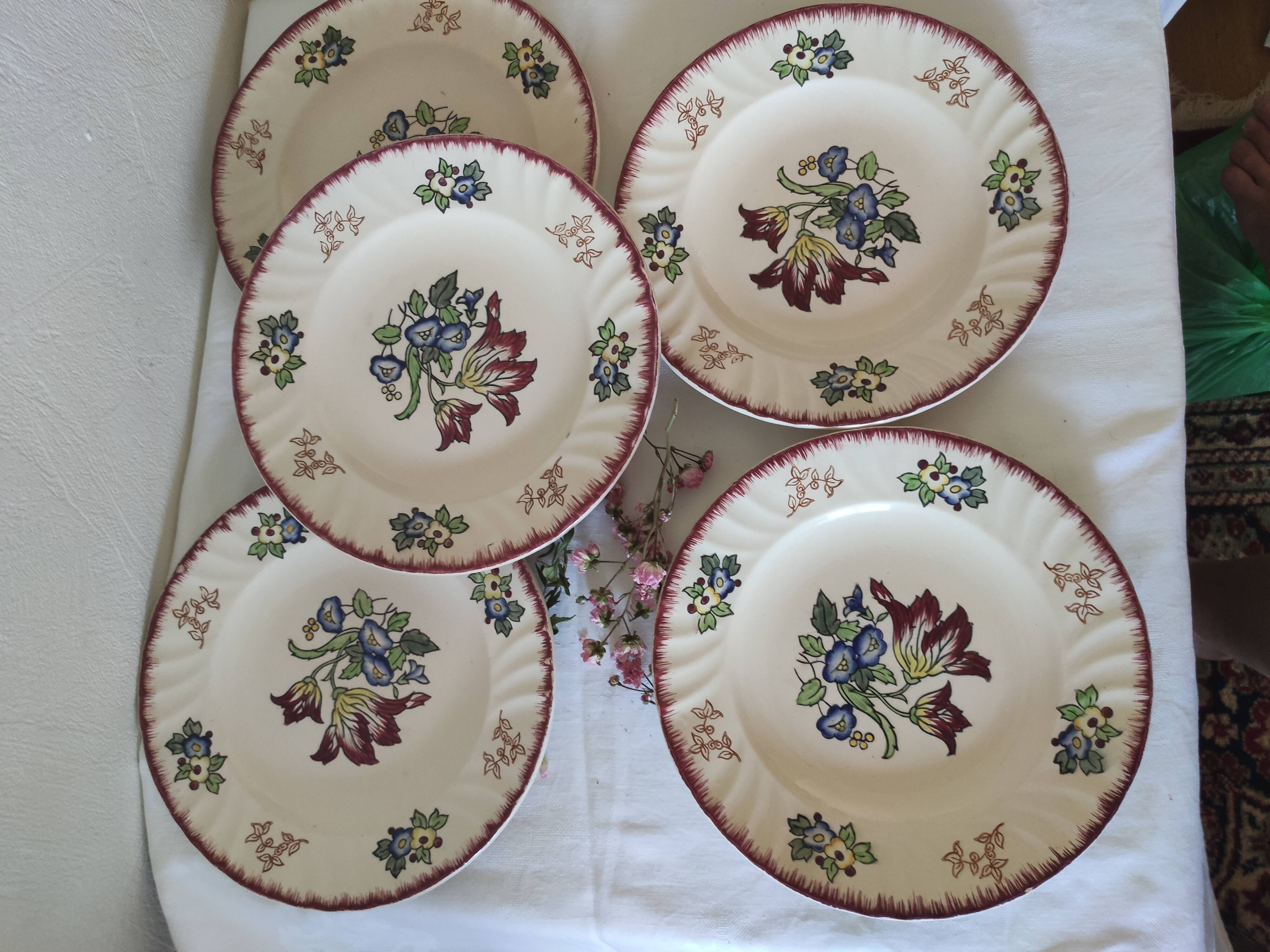 Set of 5 flat plates, signed Longwy.