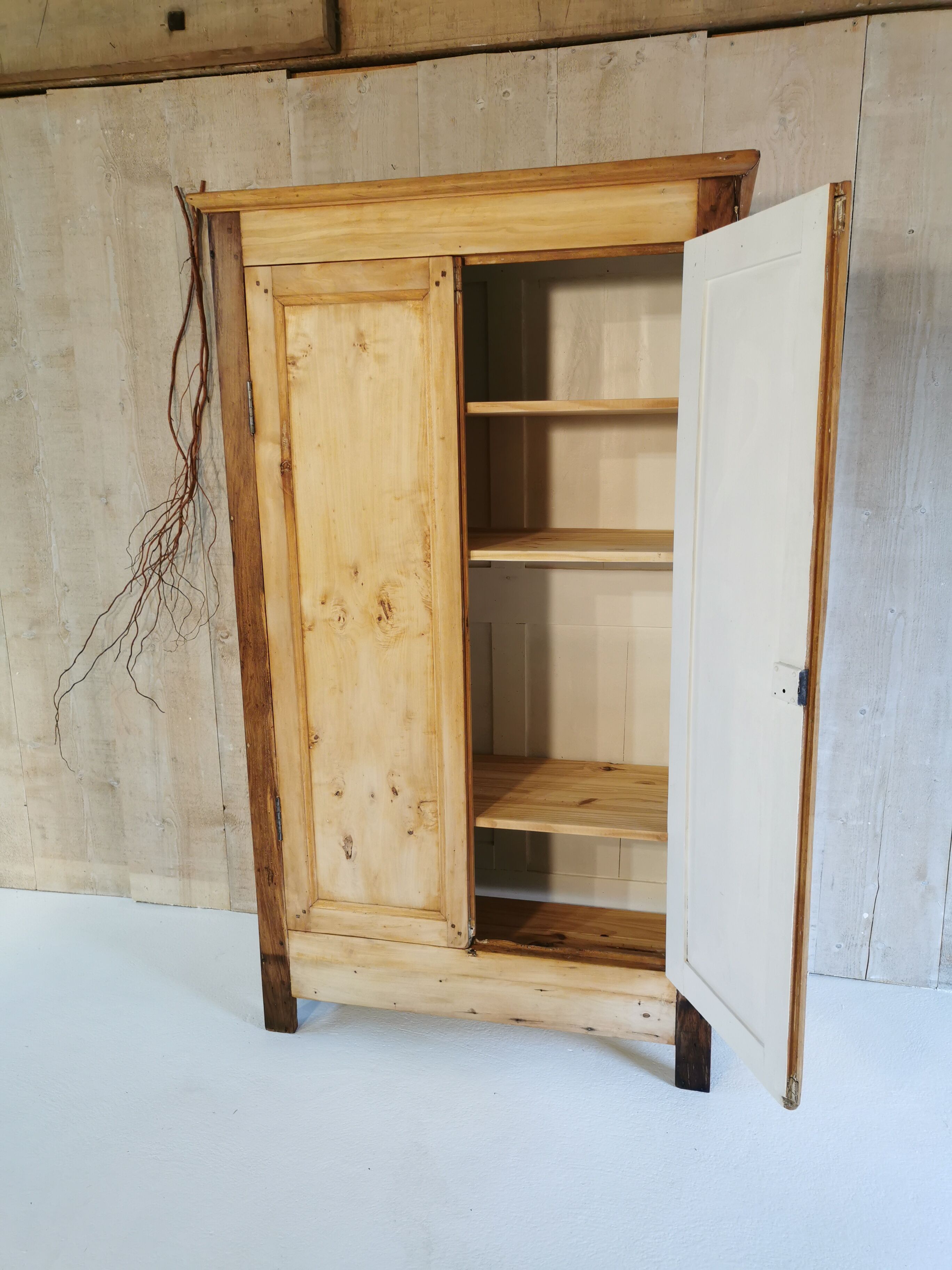 Farm cabinet