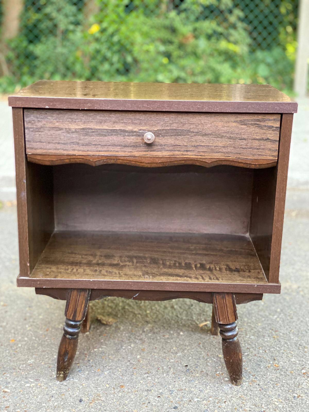 Table de chevet espagnole ou basque en bois