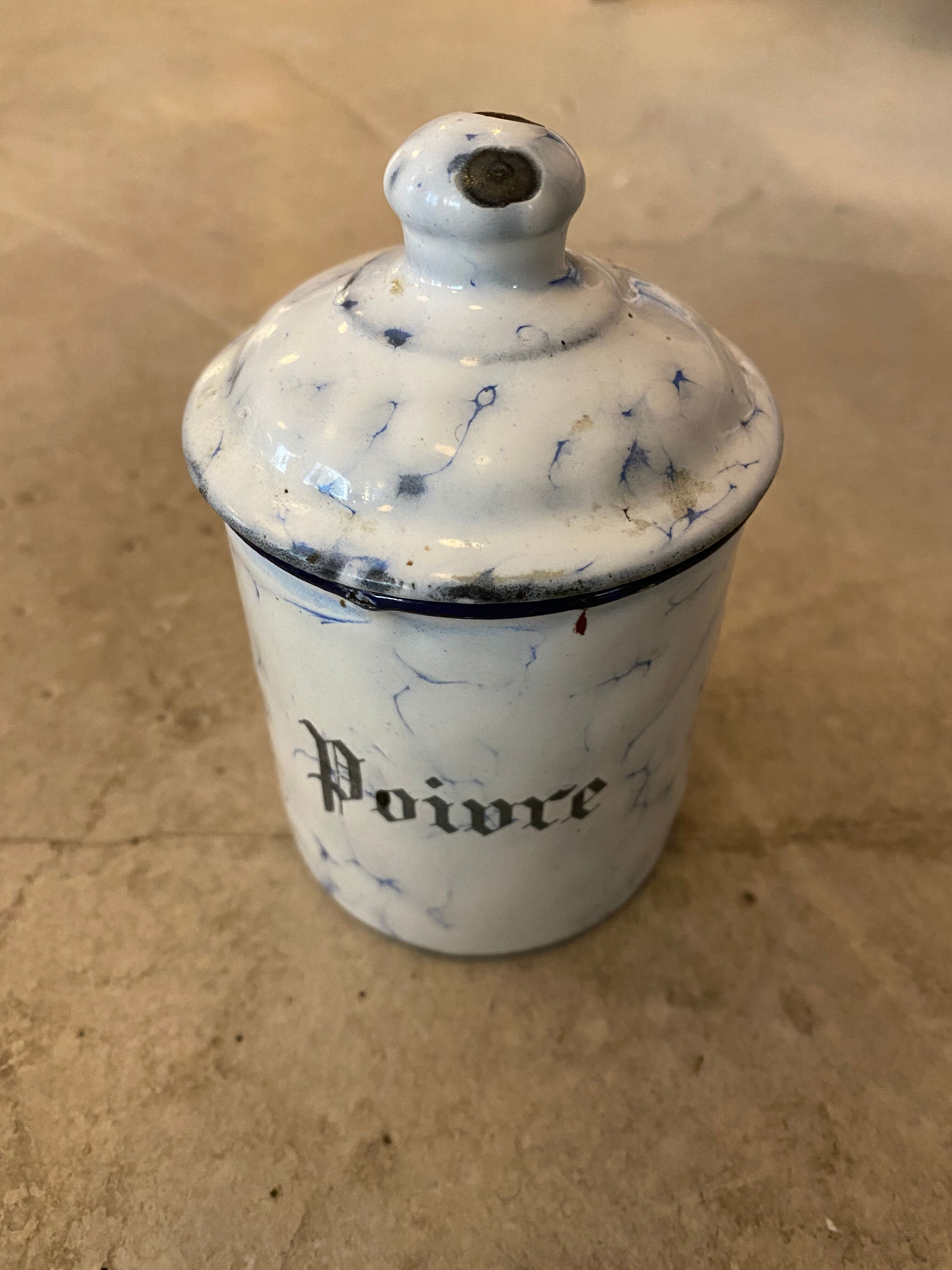 Ensemble de pots de cuisine en tôle