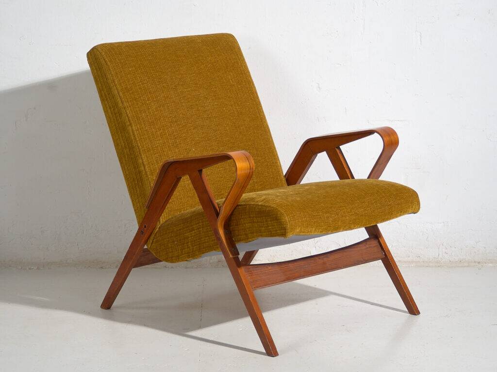 Set of two armchairs and pouf – Mid-century Modern (circa 1950). Three-piece set.