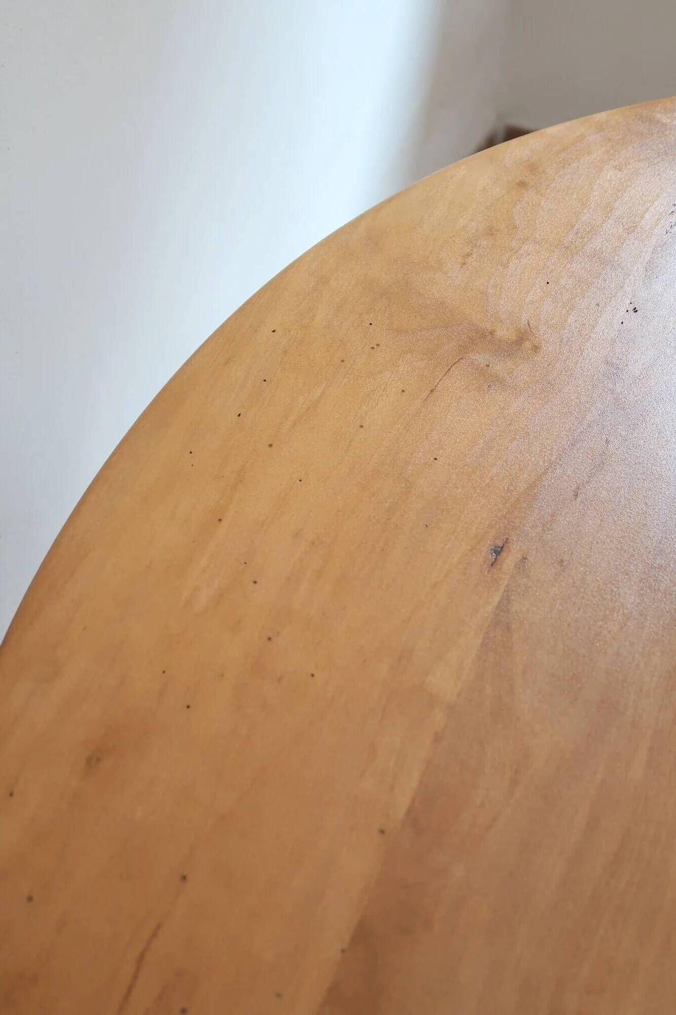 Table ronde en frêne, pied central mouluré, art déco