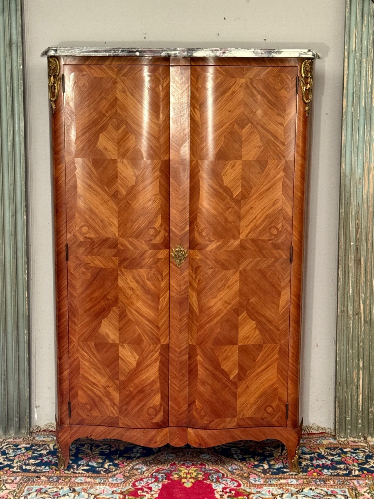 Buffet armoire de style louis xv en marqueterie