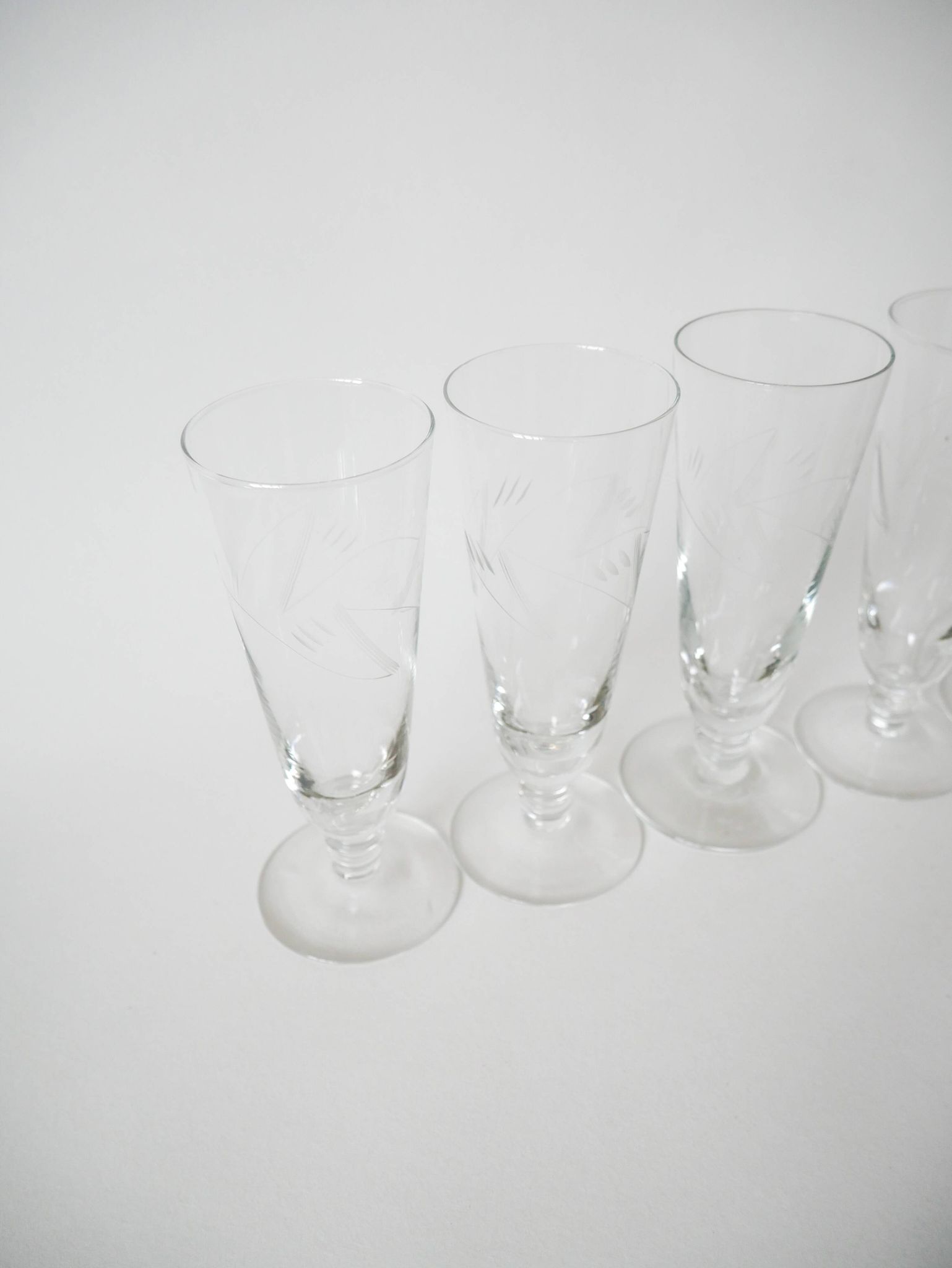 Set of 6 champagne flutes engraved 1960