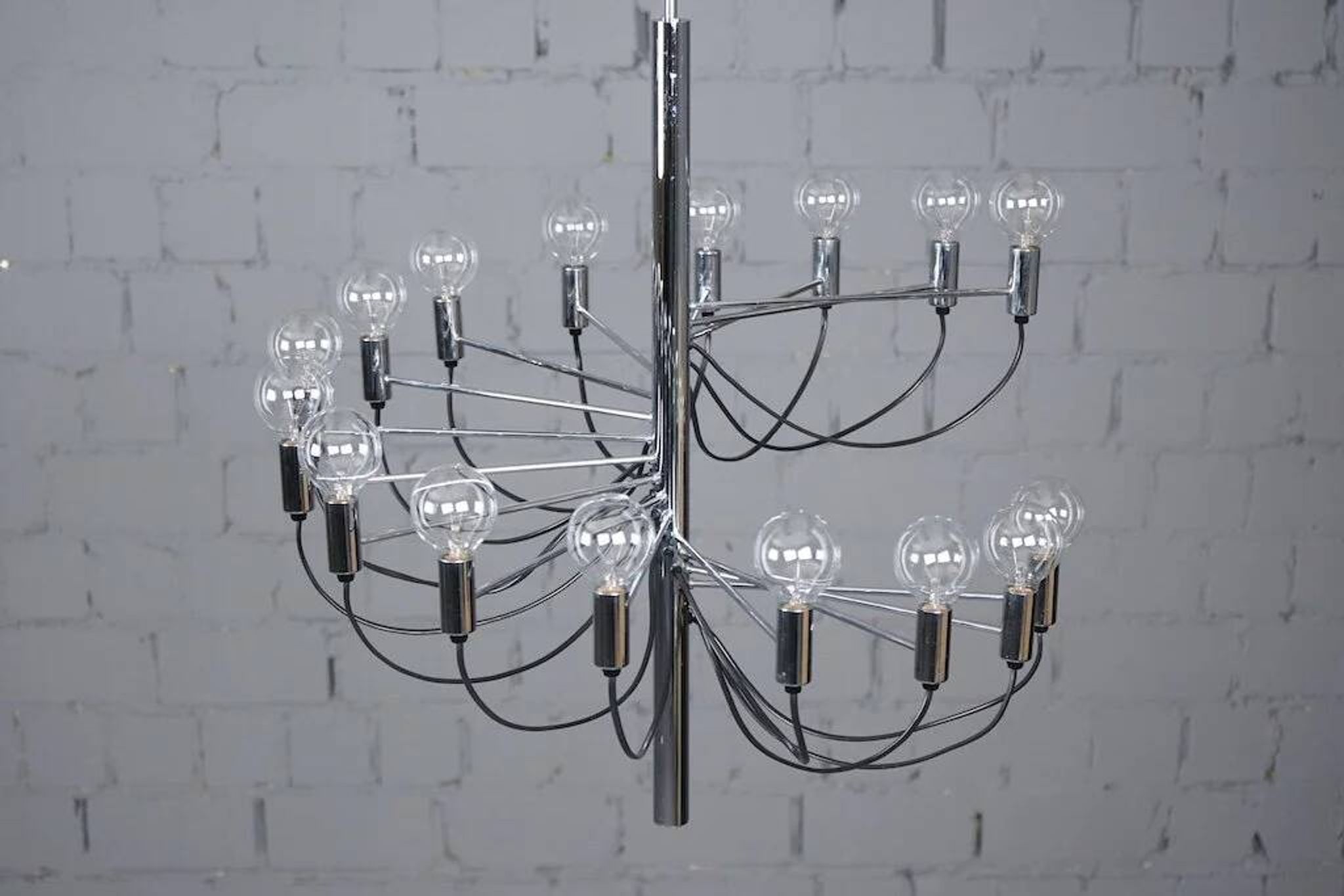 Chandelier in the style of Gino Sarfatti.