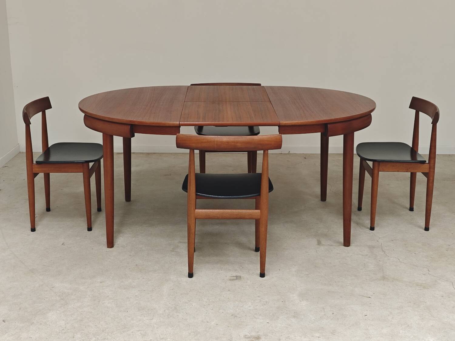 Dining table and 4 chairs by Hans Olsen for Frem Rojle Denmark.