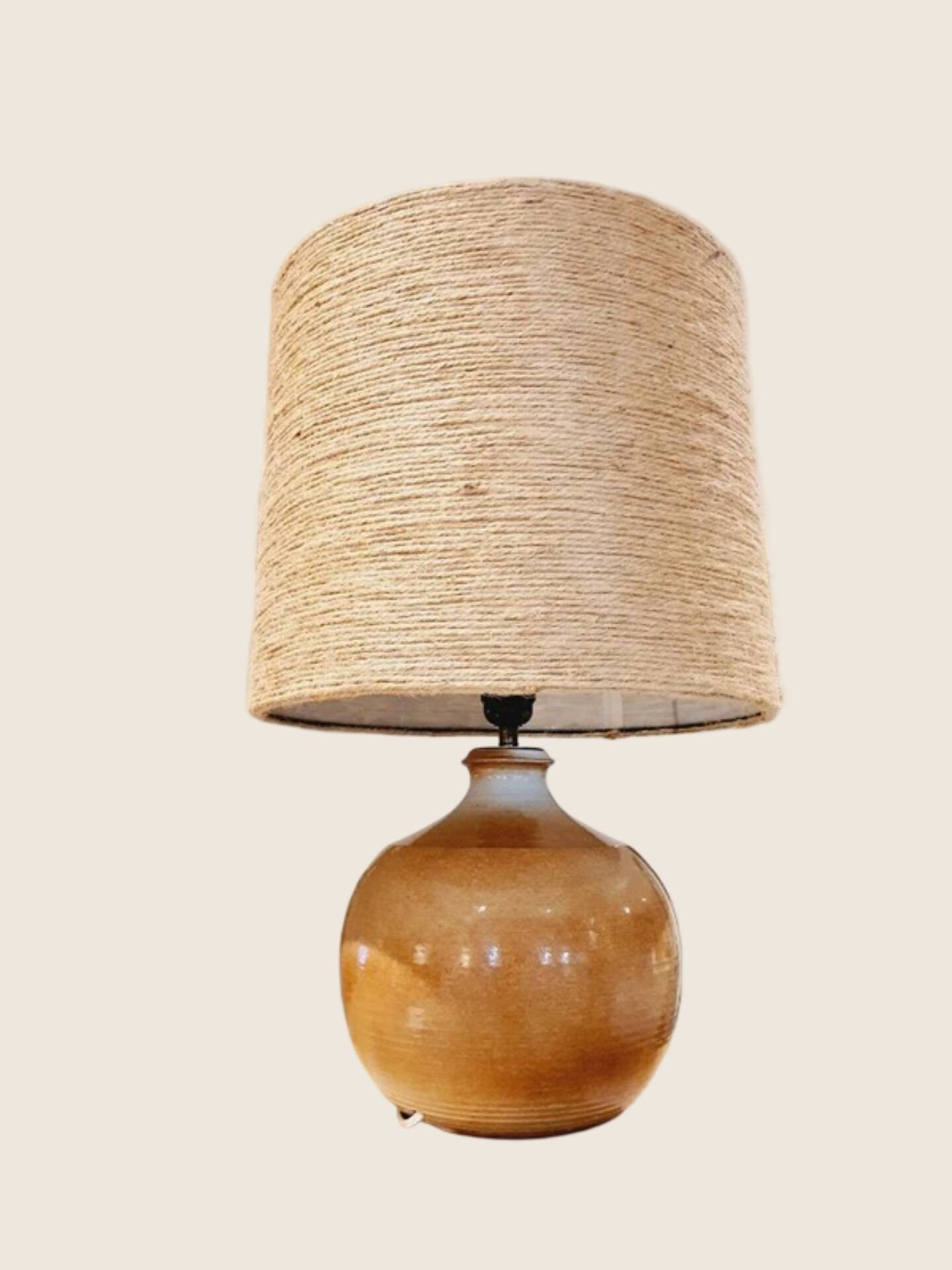 Handcrafted lamp in stoneware and jute fabric: wabi-sabi spirit (1970s-80s)