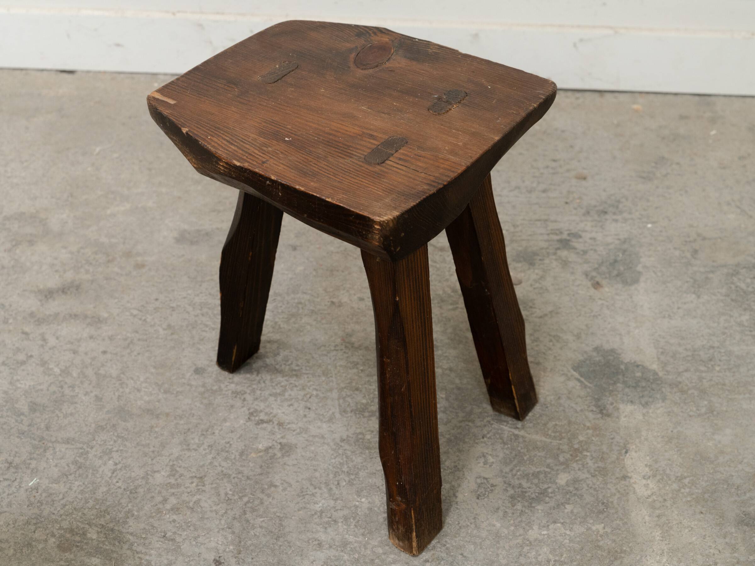 Ensemble table basse et tabourets brutaliste en pin noirci 1960