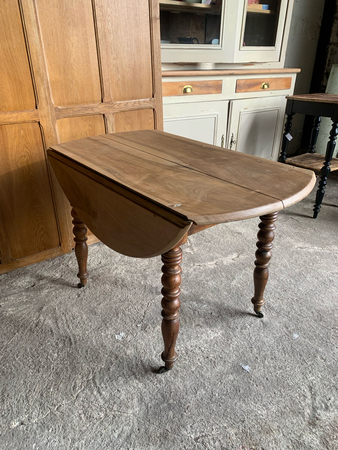 Folding table for 4-6 people