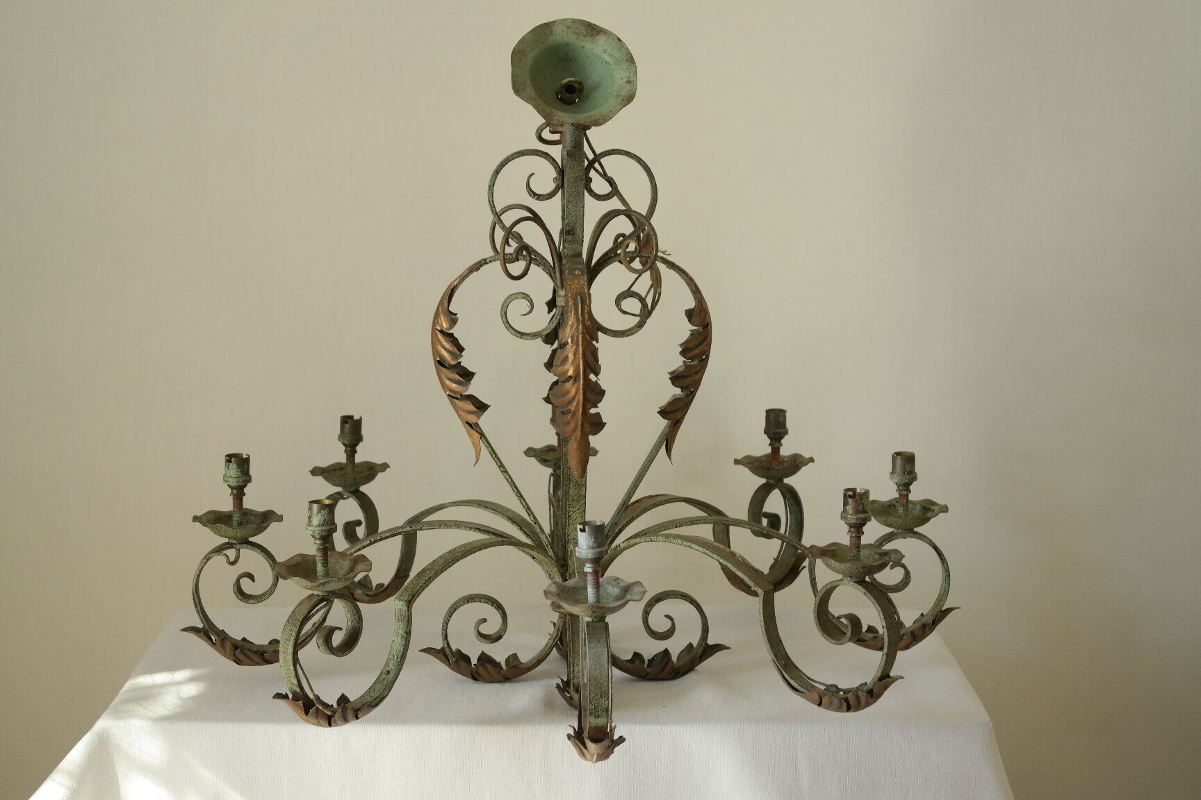 Lustre with 8 branches in wrought iron, grey-green patina and antique gilding.