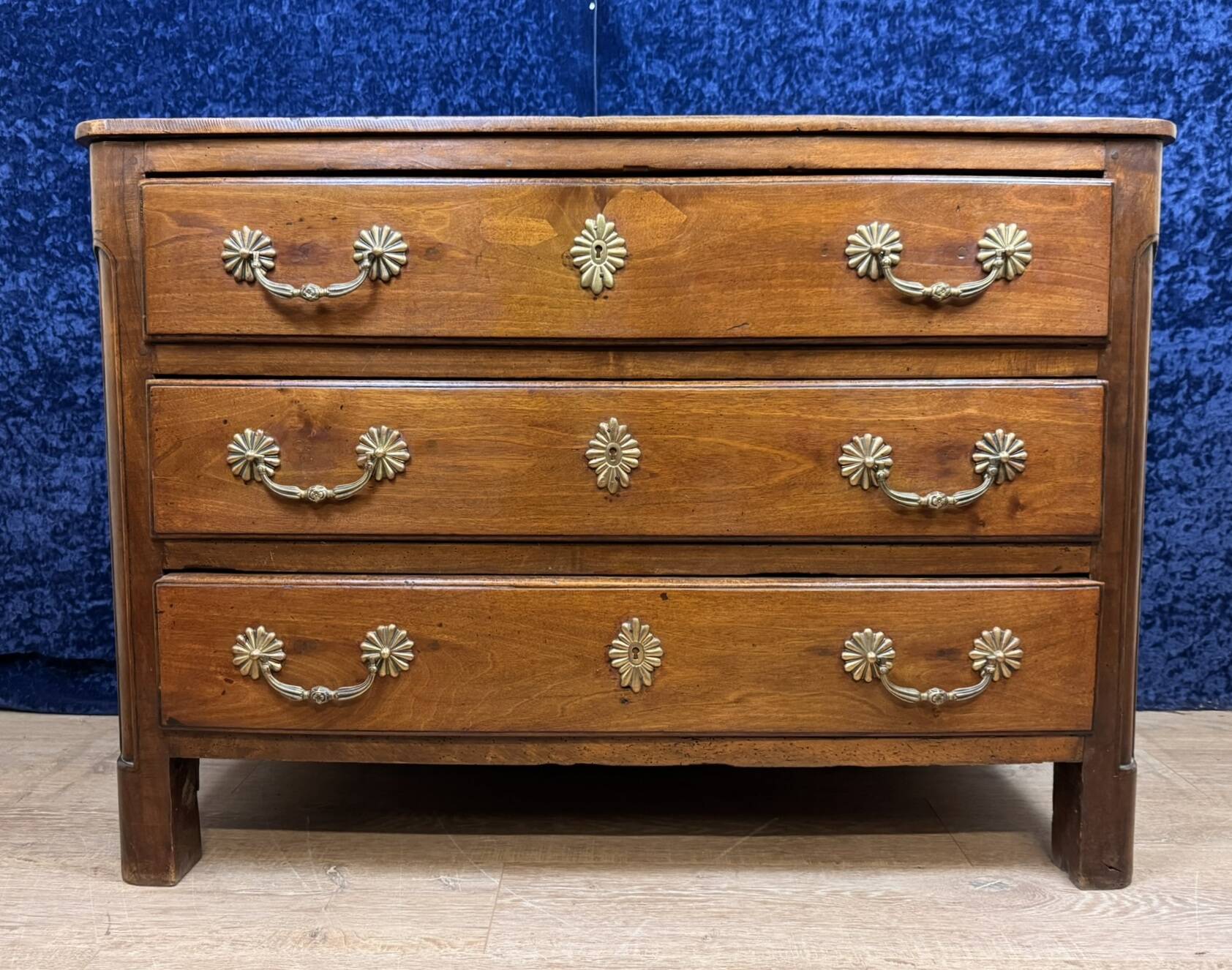 Curved Louis XIV period chest of drawers in solid walnut circa 1700