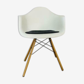 Fauteuil DAW par Charles et Ray Eames, édition Vitra