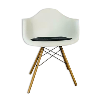 Fauteuil DAW par Charles et Ray Eames, édition Vitra
