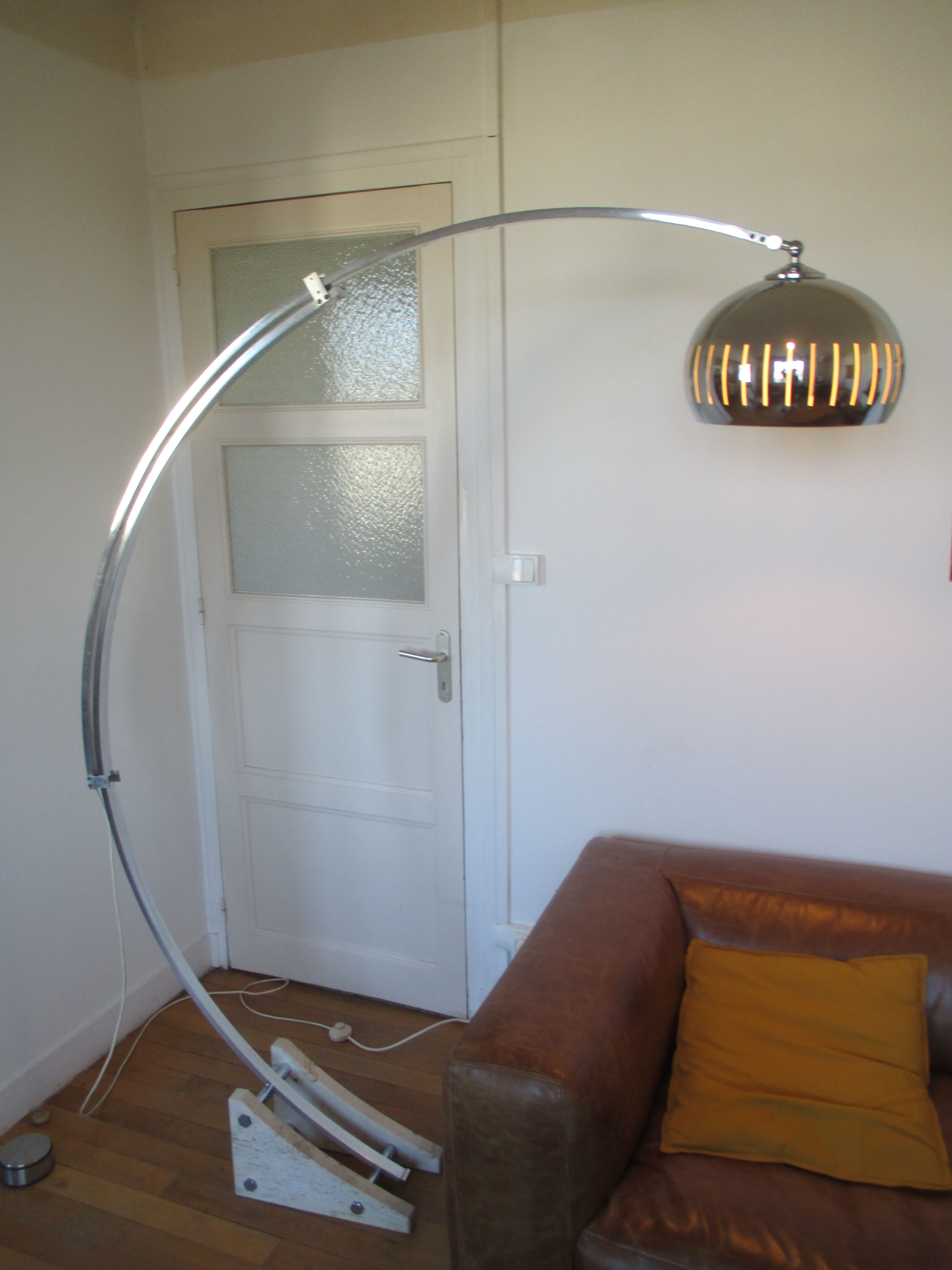 Lampadaire arc Guzzini alu chrome travertin