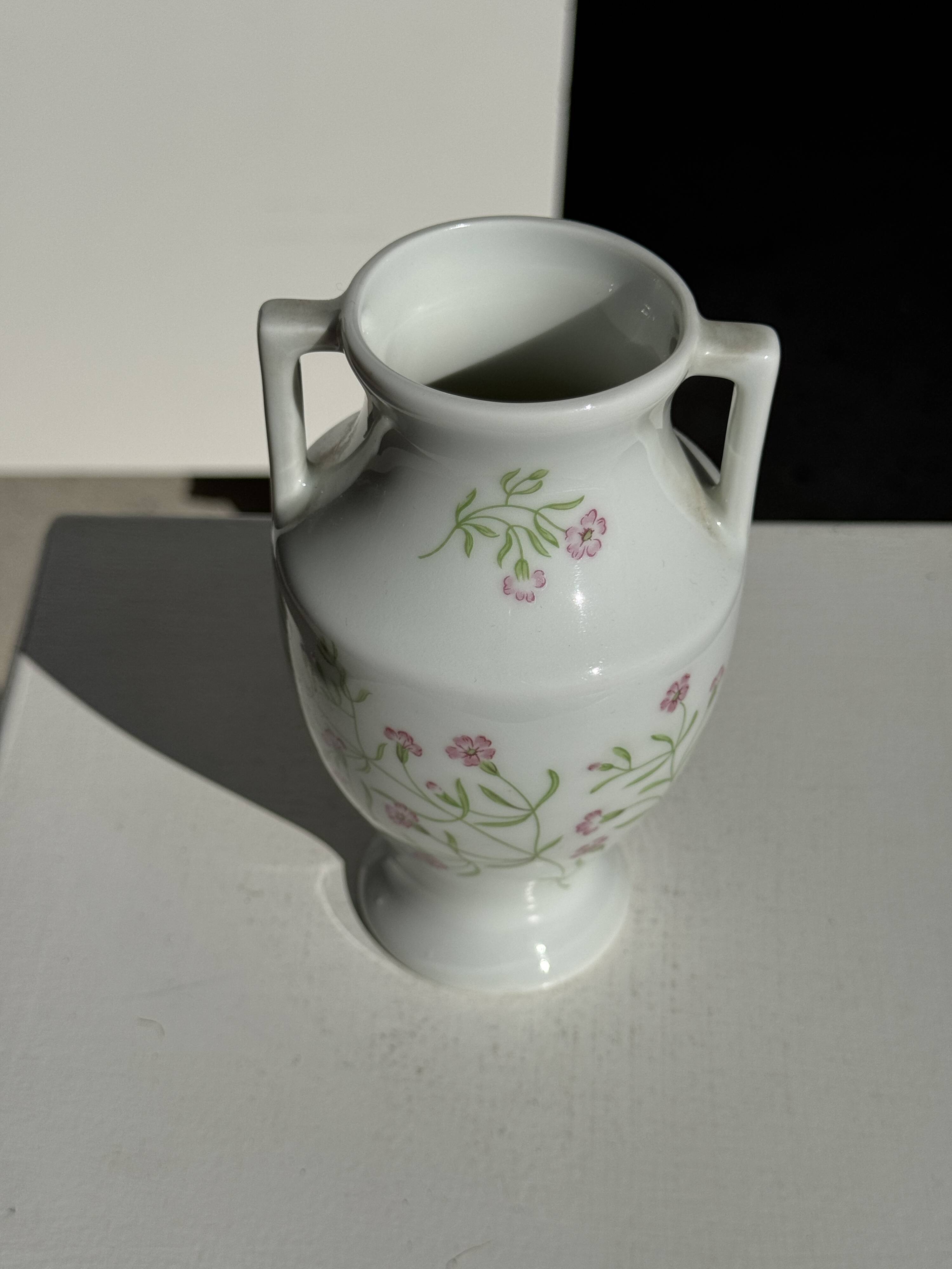 Small porcelain amphora from the Royal Lily of Limoges, limited edition, decorated.