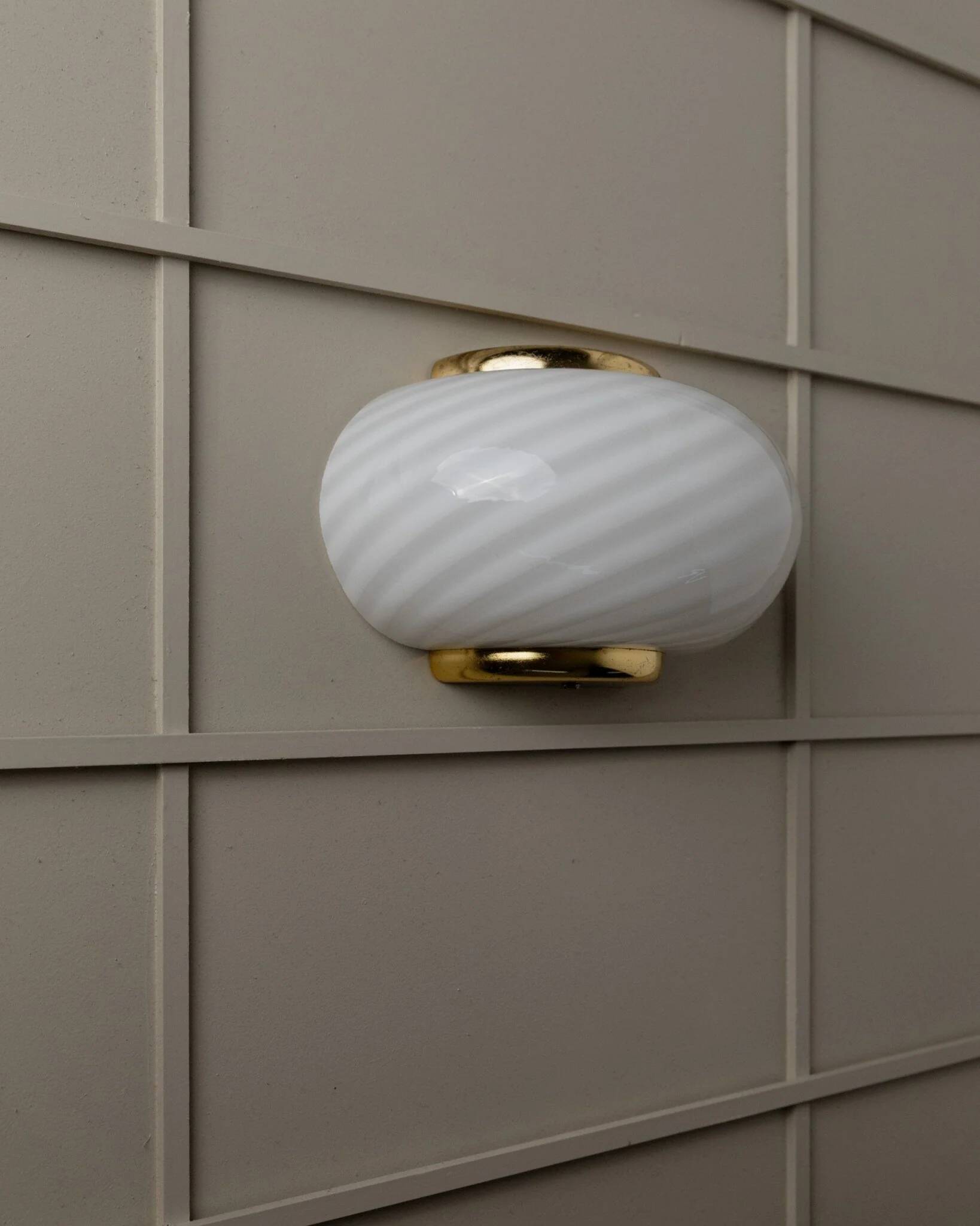 Vintage Murano white opaline glass wall lamp with brass fittings, 1970s Hollywood Regency, Italy