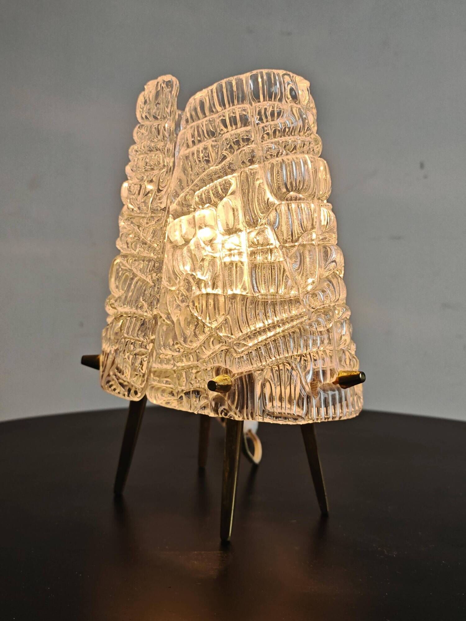Lampe de table MCM "2/2" par JT. Kalmar en verre texturé et socle en laiton