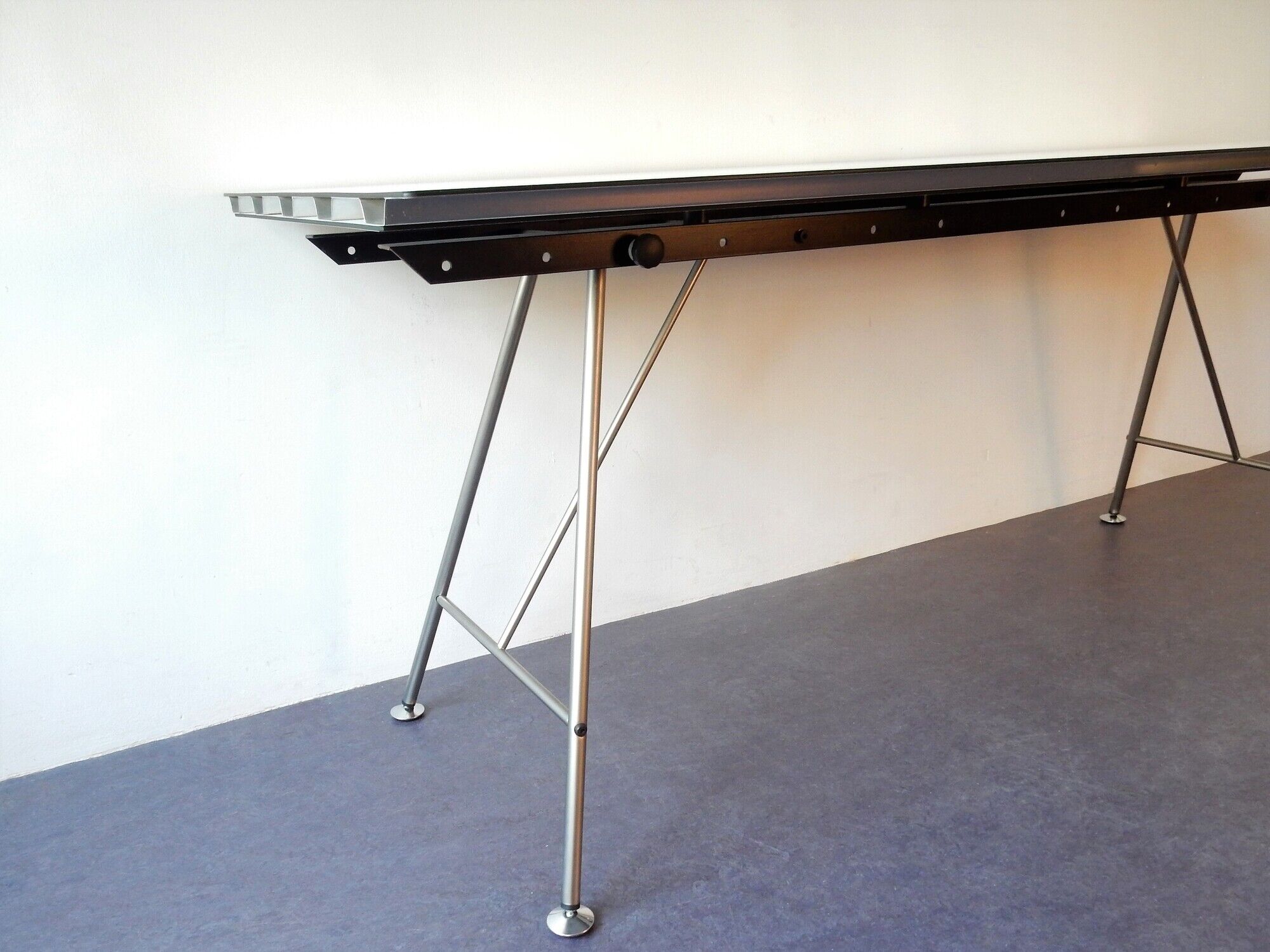 Tableau Unistandard par atelier Alinea, Suisse