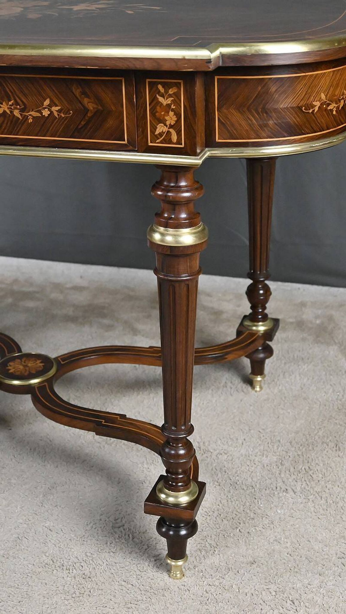 Middle table in rosewood veneer, Napoléon III period – 2nd half of the 19th century.