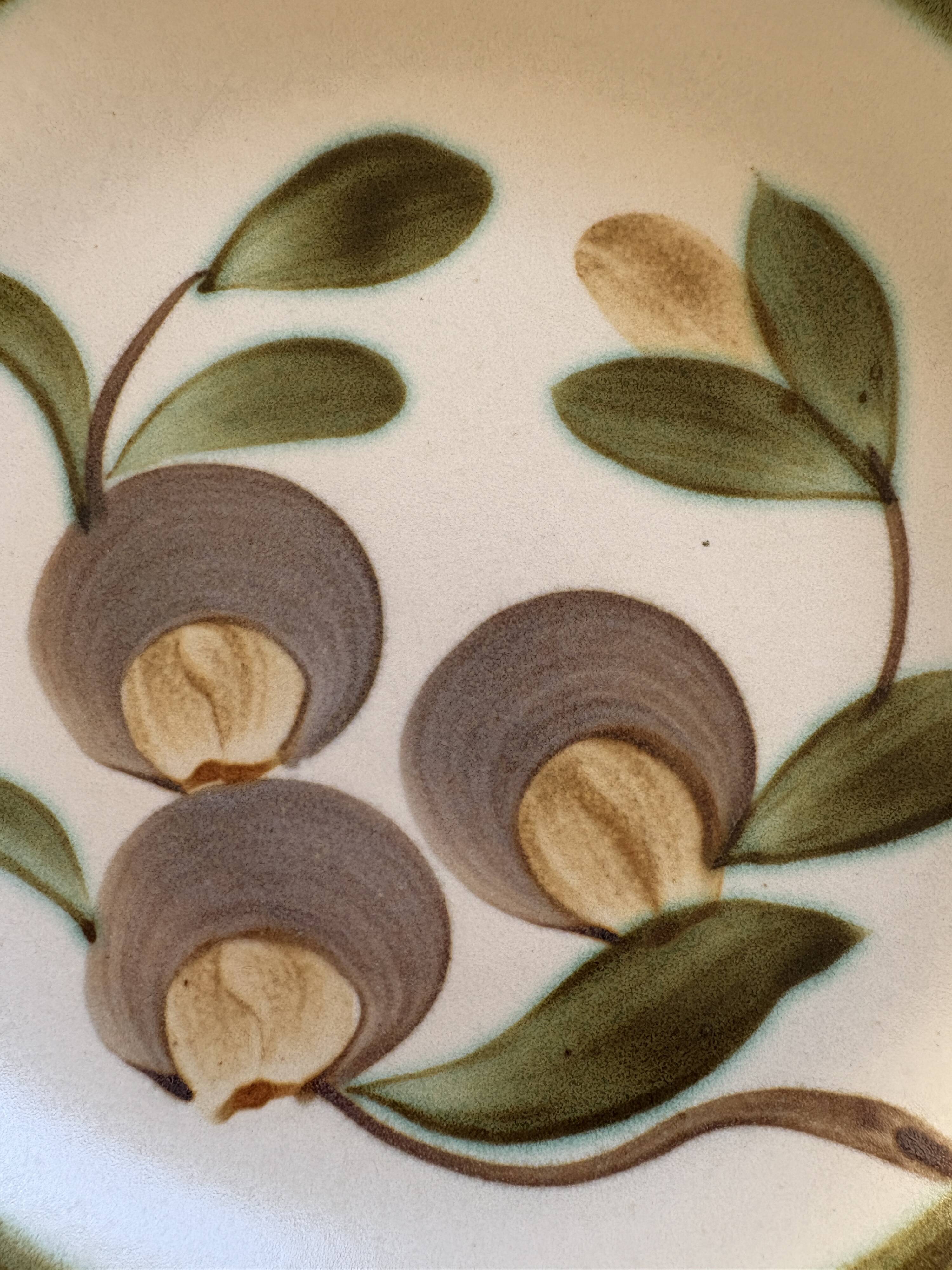 Two old deep plates gien