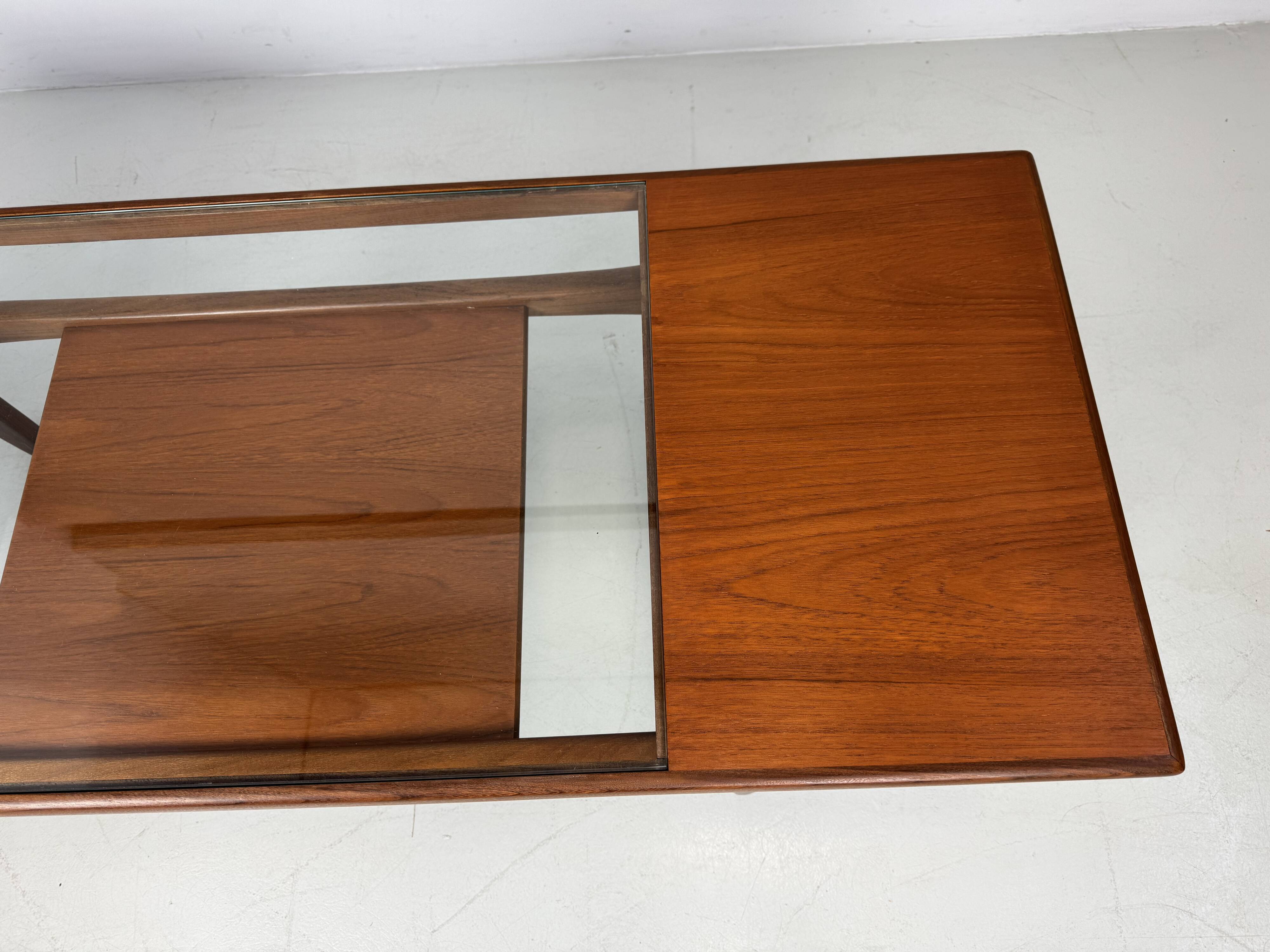 Table basse en teck des années 1960 par G-Plan, conçue par V. Wilkins.