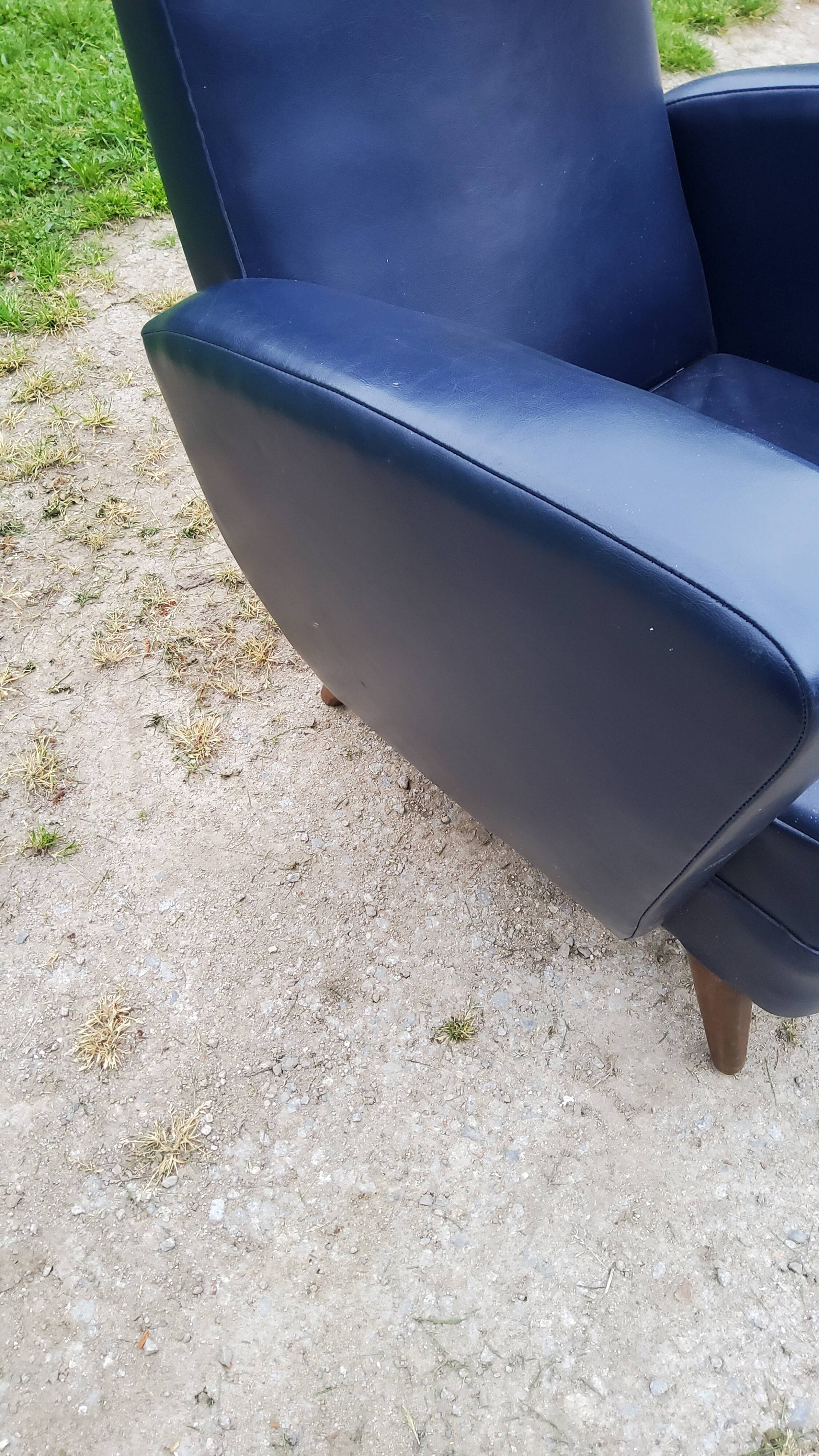 Paire de fauteuils des années 50 pieds compas recouverts de skaï bleu marine