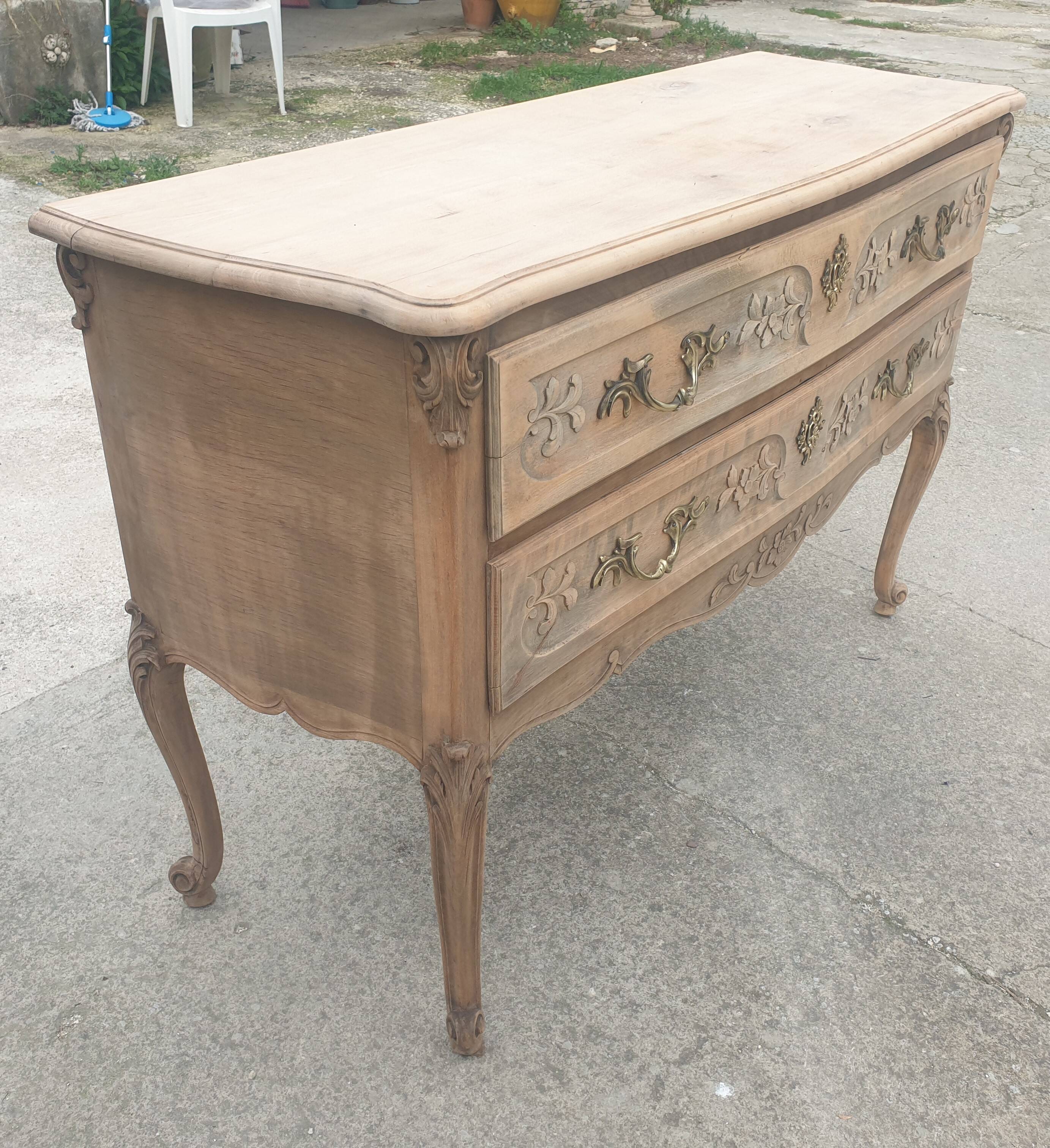 Commode dite " sauteuse " en bois massif