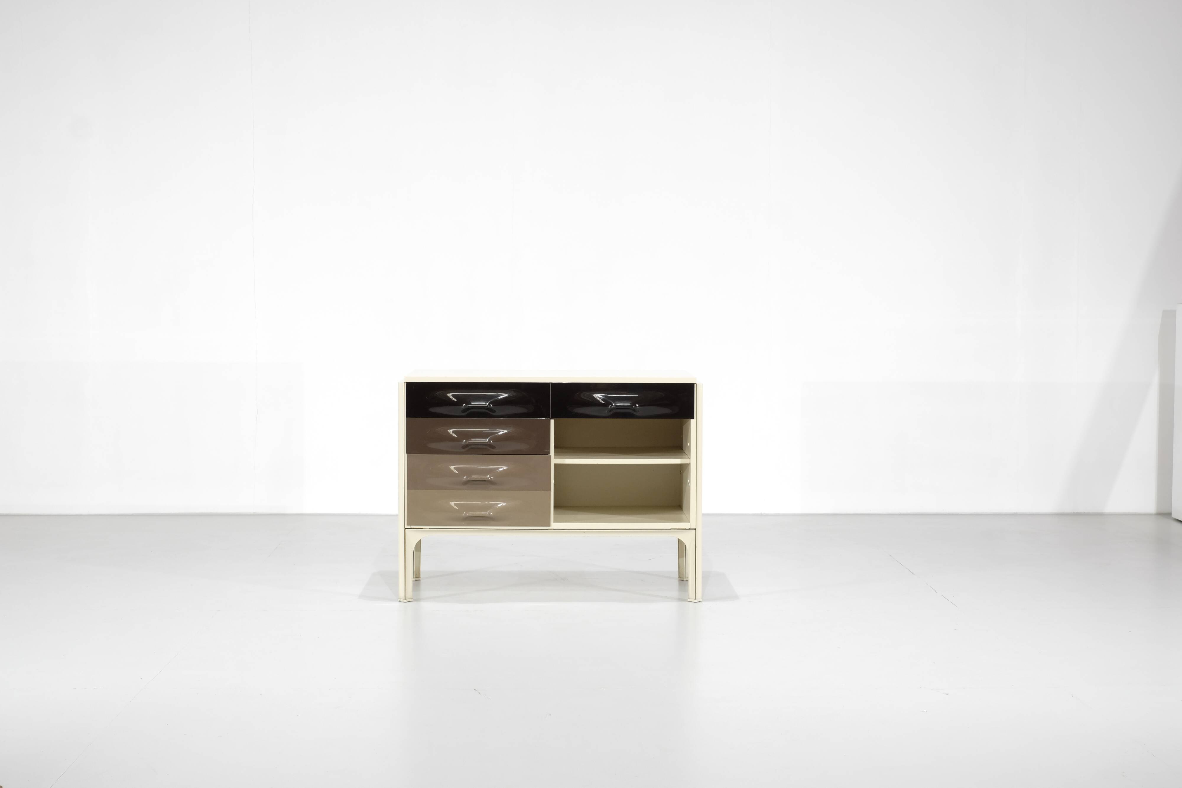 Desk "DF2000" designed by Raymond Loewy for Doubinsky Frères, France.