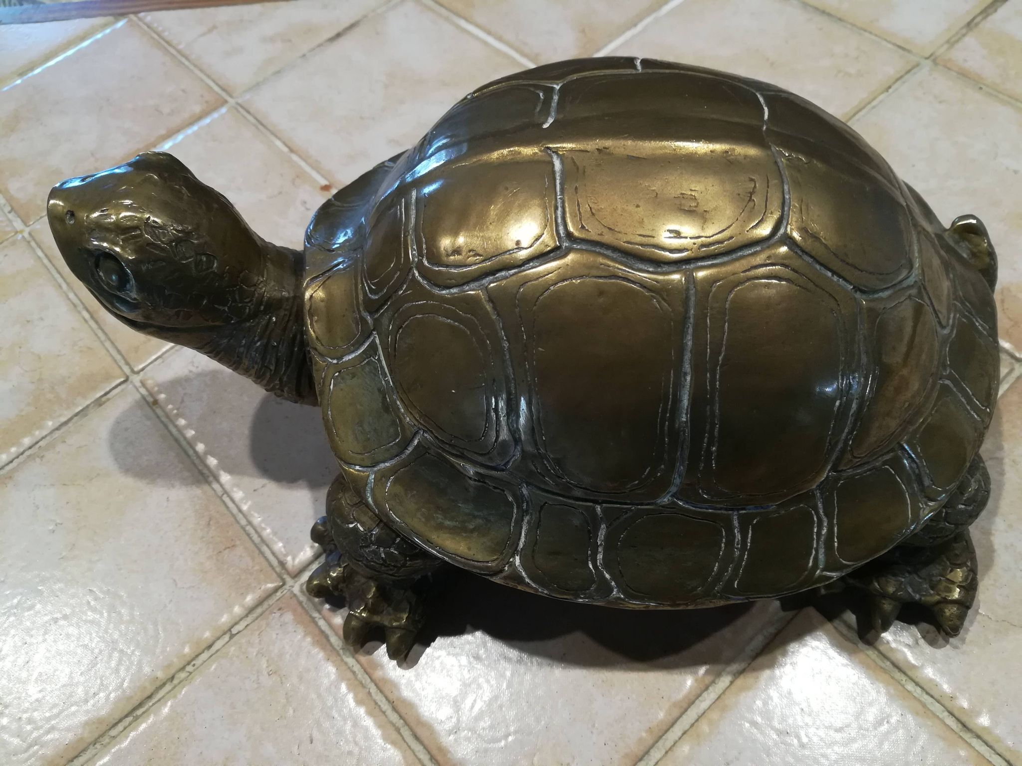 Tortue en laiton xxe patine dorée