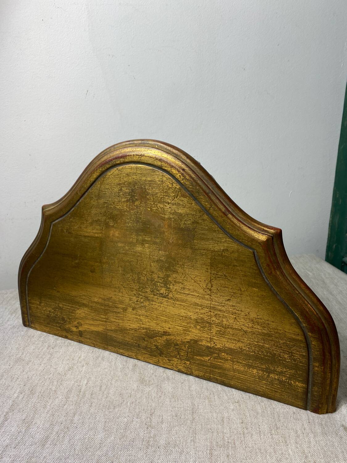 Console murale dorée de style baroque